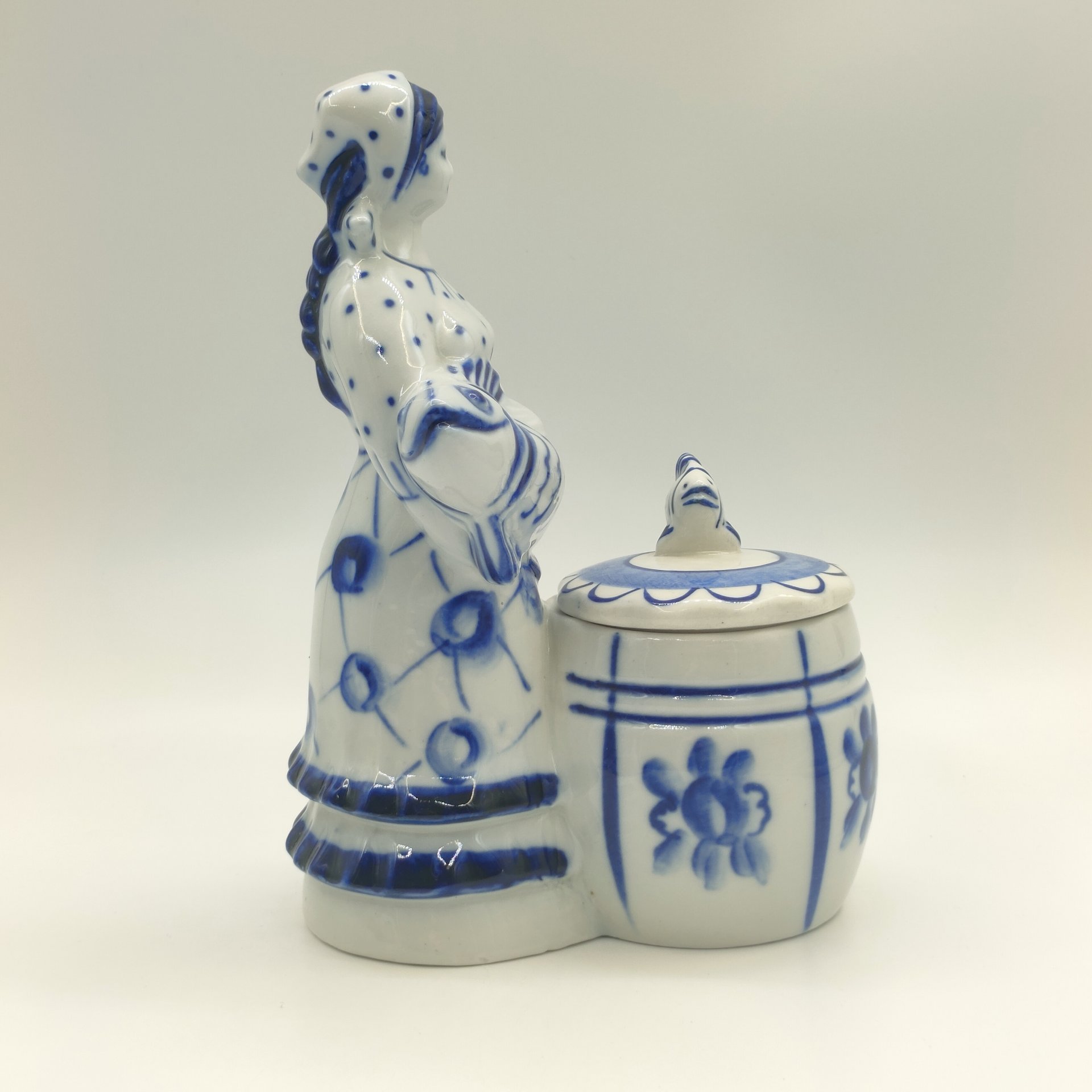 Икорница (солонка) "Рыбачка", автор З. Н. Окулова, фарфор, роспись, Объединение «Гжель», СССР, 1972-1985 гг., Объединение «Гжель»