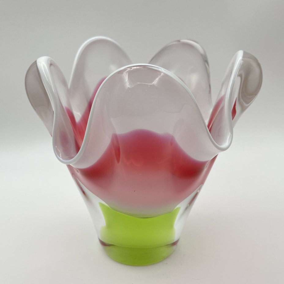 Ваза оригинальной формы в розово-зелёной гамме, дизайнер Йозеф Господка (Josef Hospodka), стекло, гутная техника, Хршибский стекольный завод (Chřibská), Чехословакия, 1960-1980 гг.