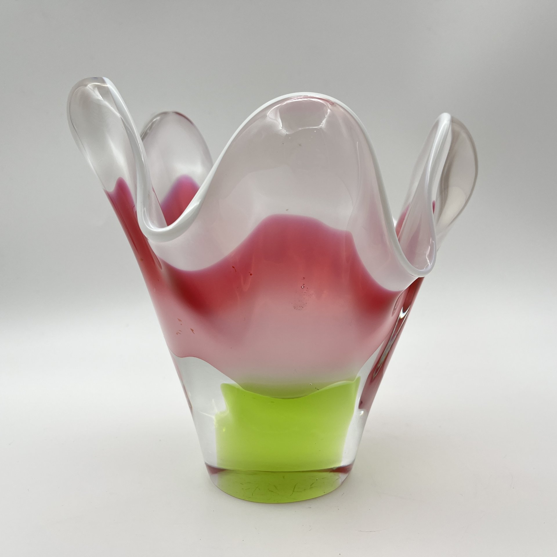 Ваза оригинальной формы в розово-зелёной гамме, дизайнер Йозеф Господка (Josef Hospodka), стекло, гутная техника, Хршибский стекольный завод (Chřibská), Чехословакия, 1960-1980 гг.