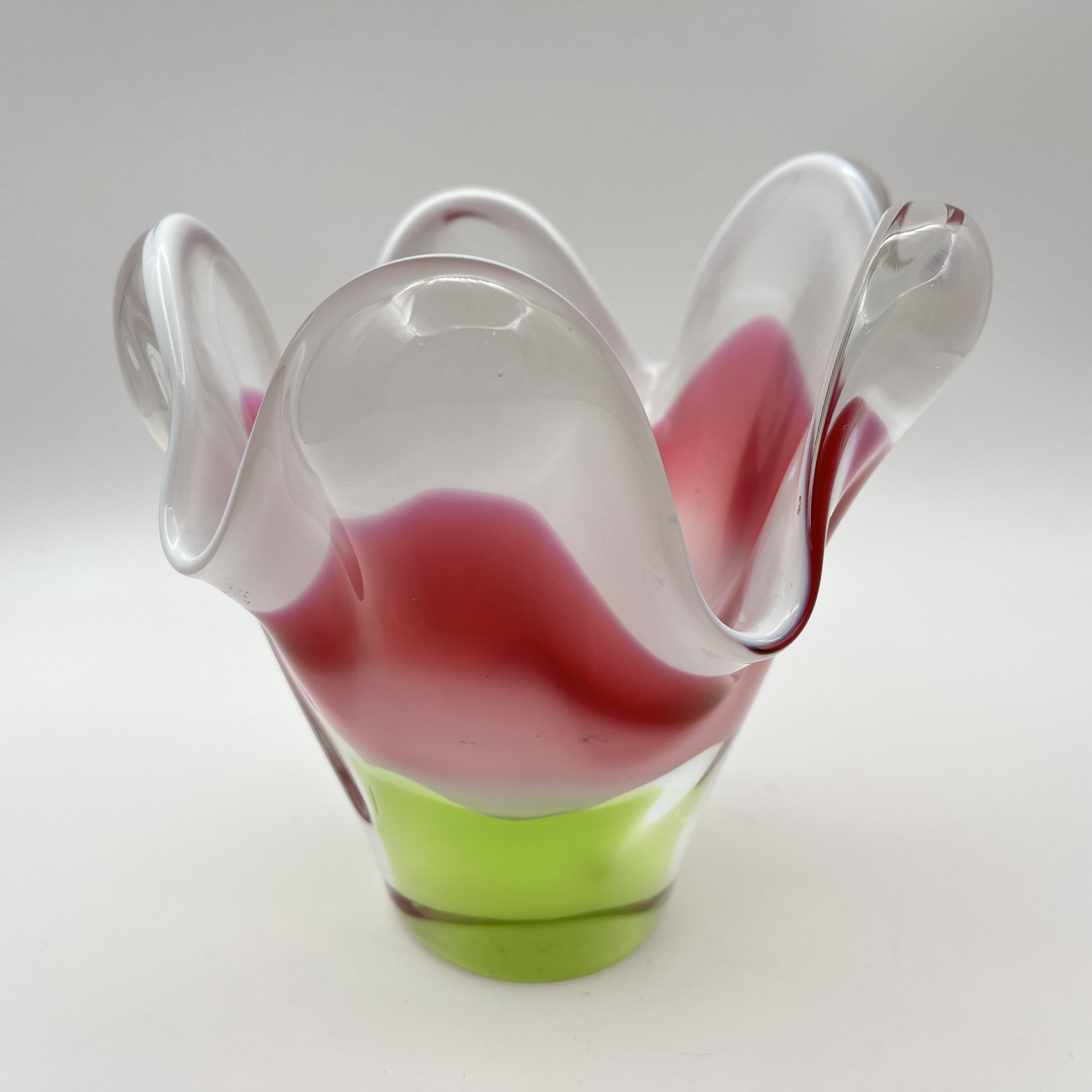 Ваза оригинальной формы в розово-зелёной гамме, дизайнер Йозеф Господка (Josef Hospodka), стекло, гутная техника, Хршибский стекольный завод (Chřibská), Чехословакия, 1960-1980 гг.