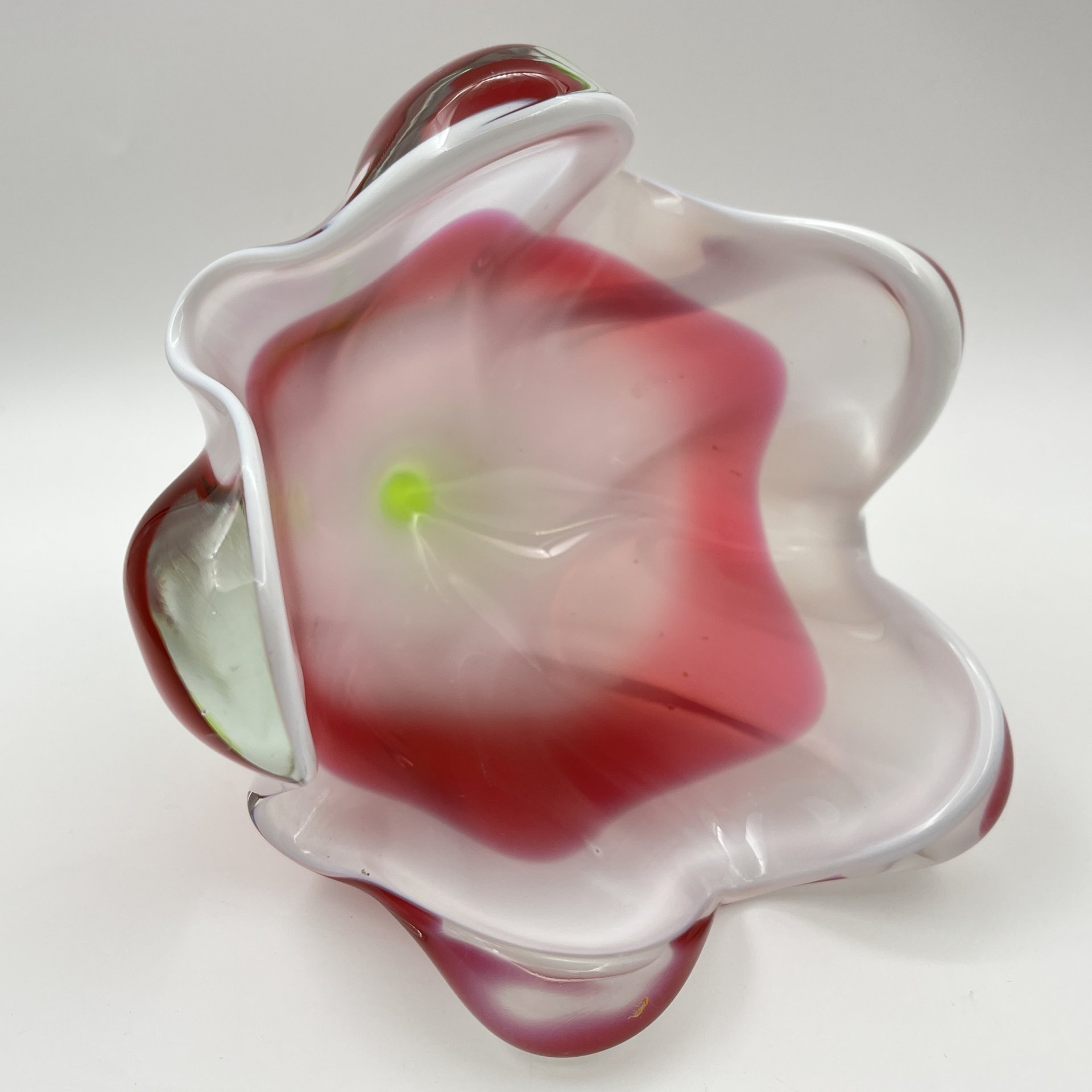 Ваза оригинальной формы в розово-зелёной гамме, дизайнер Йозеф Господка (Josef Hospodka), стекло, гутная техника, Хршибский стекольный завод (Chřibská), Чехословакия, 1960-1980 гг.