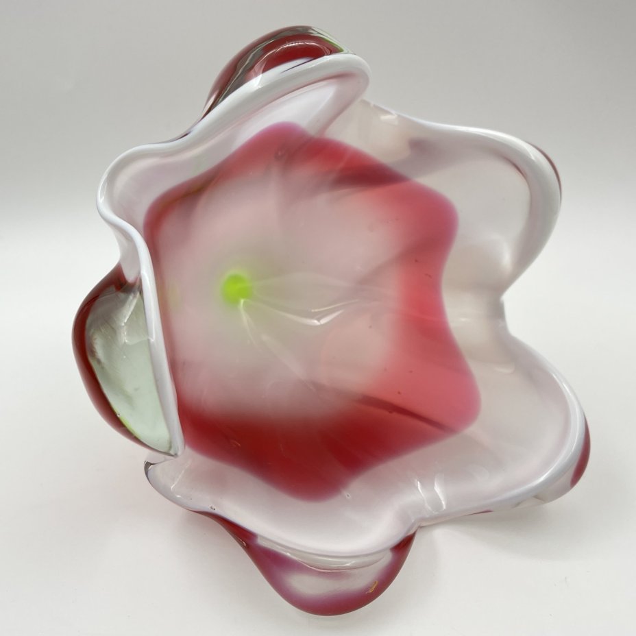 Ваза оригинальной формы в розово-зелёной гамме, дизайнер Йозеф Господка (Josef Hospodka), стекло, гутная техника, Хршибский стекольный завод (Chřibská), Чехословакия, 1960-1980 гг.