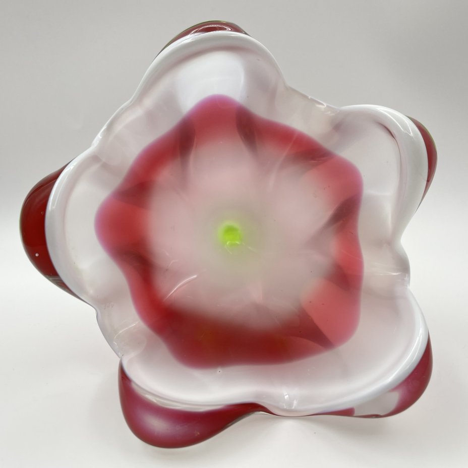 Ваза оригинальной формы в розово-зелёной гамме, дизайнер Йозеф Господка (Josef Hospodka), стекло, гутная техника, Хршибский стекольный завод (Chřibská), Чехословакия, 1960-1980 гг.