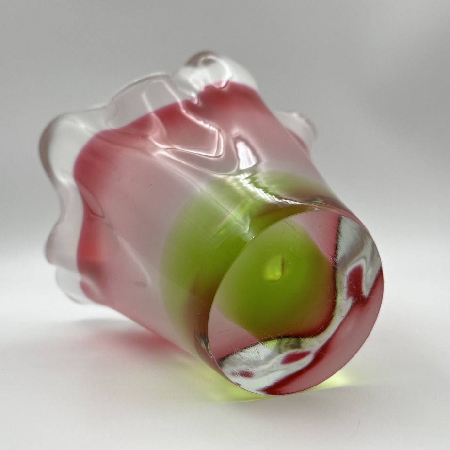 Ваза оригинальной формы в розово-зелёной гамме, дизайнер Йозеф Господка (Josef Hospodka), стекло, гутная техника, Хршибский стекольный завод (Chřibská), Чехословакия, 1960-1980 гг.