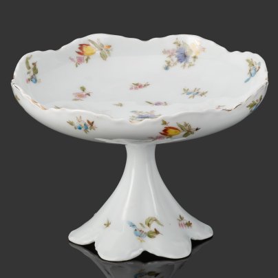 Ваза (фруктовница, конфетница) на шестилепестковой ножке с нежным цветочным декором, фарфор, деколь, роспись, золочение, Фарфоровая фабрика Гарднера, Российская империя, 1870-1890 гг.