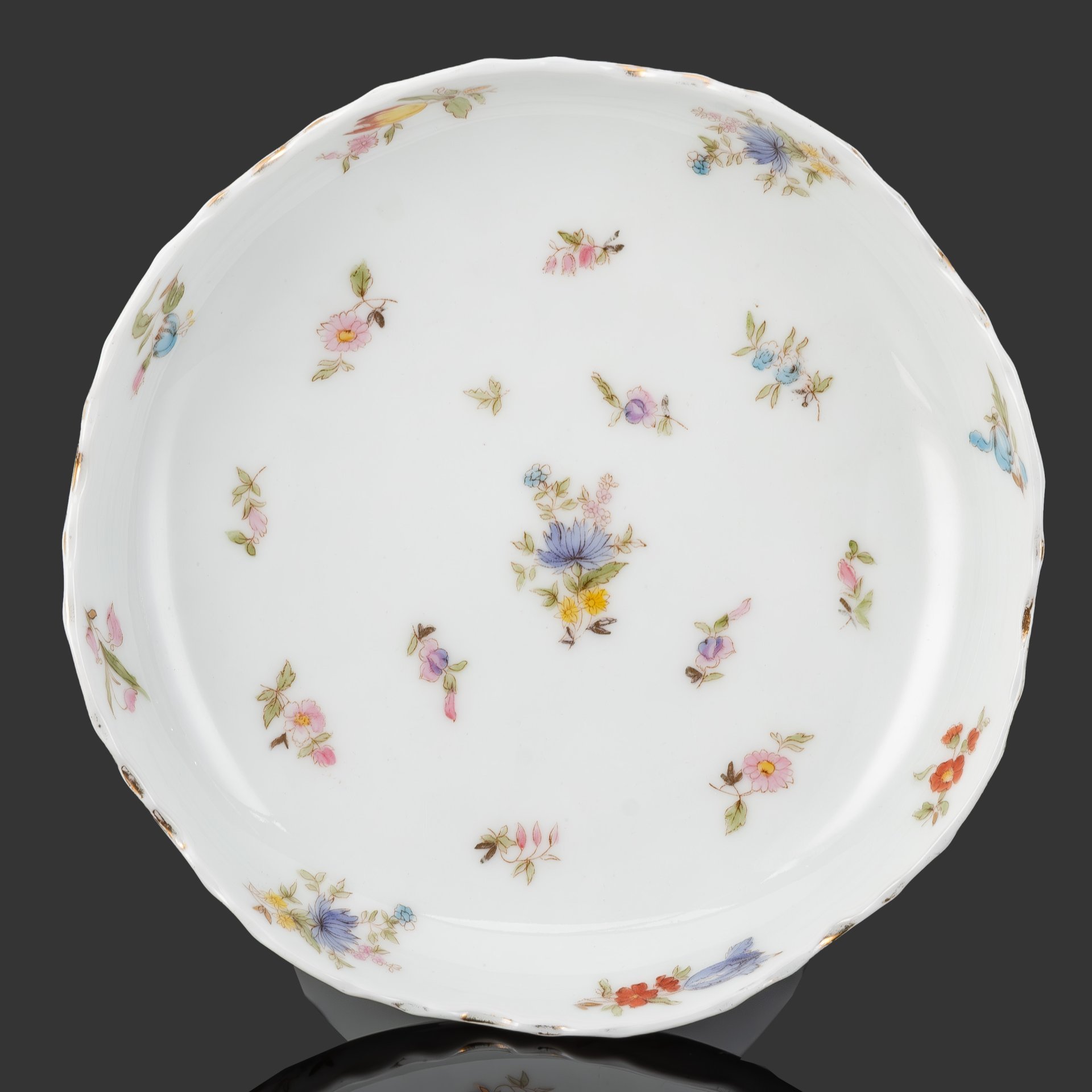 Ваза (фруктовница, конфетница) на шестилепестковой ножке с нежным цветочным декором, фарфор, деколь, роспись, золочение, Фарфоровая фабрика Гарднера, Российская империя, 1870-1890 гг.