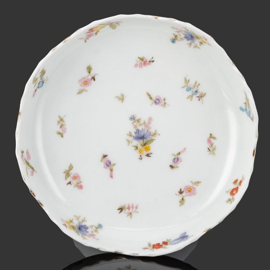 Ваза (фруктовница, конфетница) на шестилепестковой ножке с нежным цветочным декором, фарфор, деколь, роспись, золочение, Фарфоровая фабрика Гарднера, Российская империя, 1870-1890 гг.