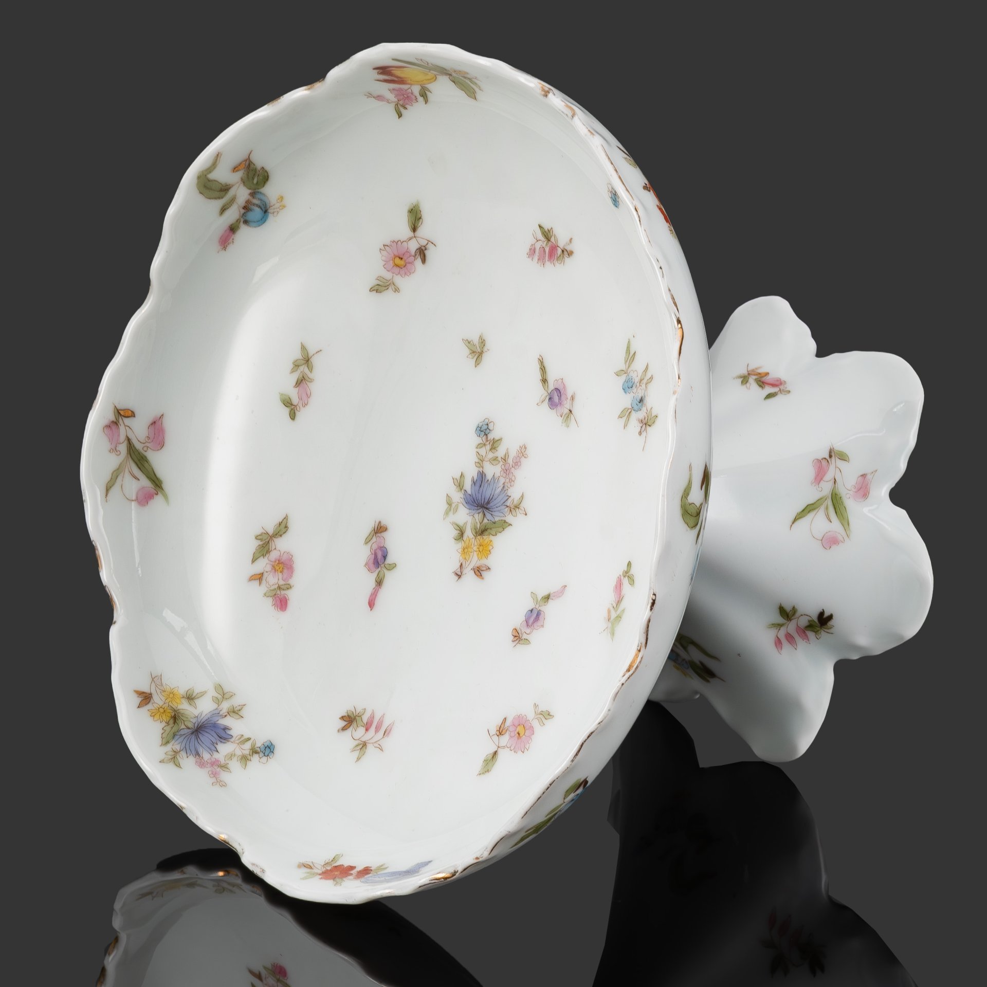 Ваза (фруктовница, конфетница) на шестилепестковой ножке с нежным цветочным декором, фарфор, деколь, роспись, золочение, Фарфоровая фабрика Гарднера, Российская империя, 1870-1890 гг.