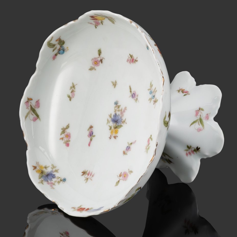 Ваза (фруктовница, конфетница) на шестилепестковой ножке с нежным цветочным декором, фарфор, деколь, роспись, золочение, Фарфоровая фабрика Гарднера, Российская империя, 1870-1890 гг.