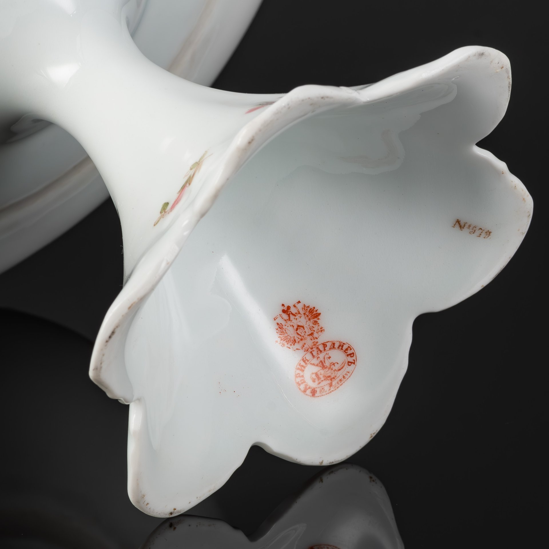 Ваза (фруктовница, конфетница) на шестилепестковой ножке с нежным цветочным декором, фарфор, деколь, роспись, золочение, Фарфоровая фабрика Гарднера, Российская империя, 1870-1890 гг.