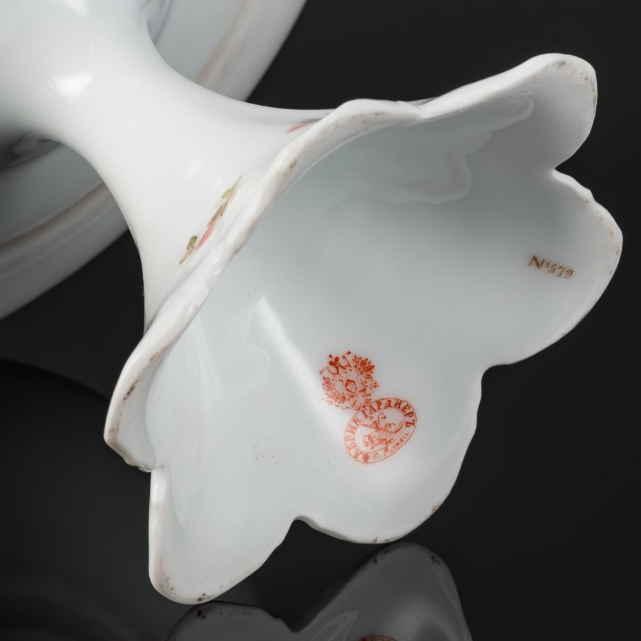 Ваза (фруктовница, конфетница) на шестилепестковой ножке с нежным цветочным декором, фарфор, деколь, роспись, золочение, Фарфоровая фабрика Гарднера, Российская империя, 1870-1890 гг.