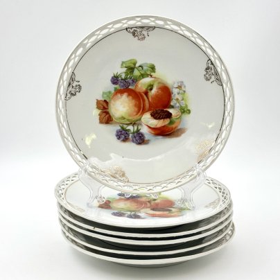 Набор десертных тарелок с прорезным бортом "Ягоды и фрукты" на 6 персон, фарфор, деколь, золочение, Западная Европа, 1900-1930 гг.