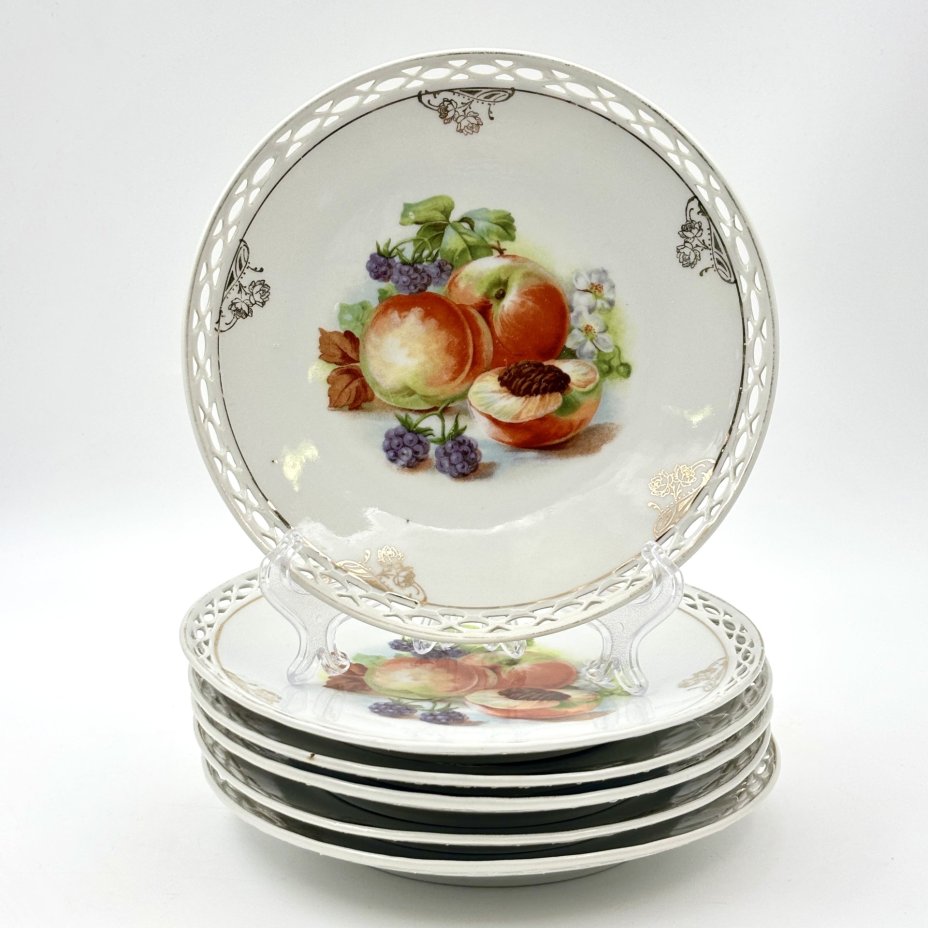 Набор десертных тарелок с прорезным бортом "Ягоды и фрукты" на 6 персон, фарфор, деколь, золочение, Западная Европа, 1900-1930 гг.