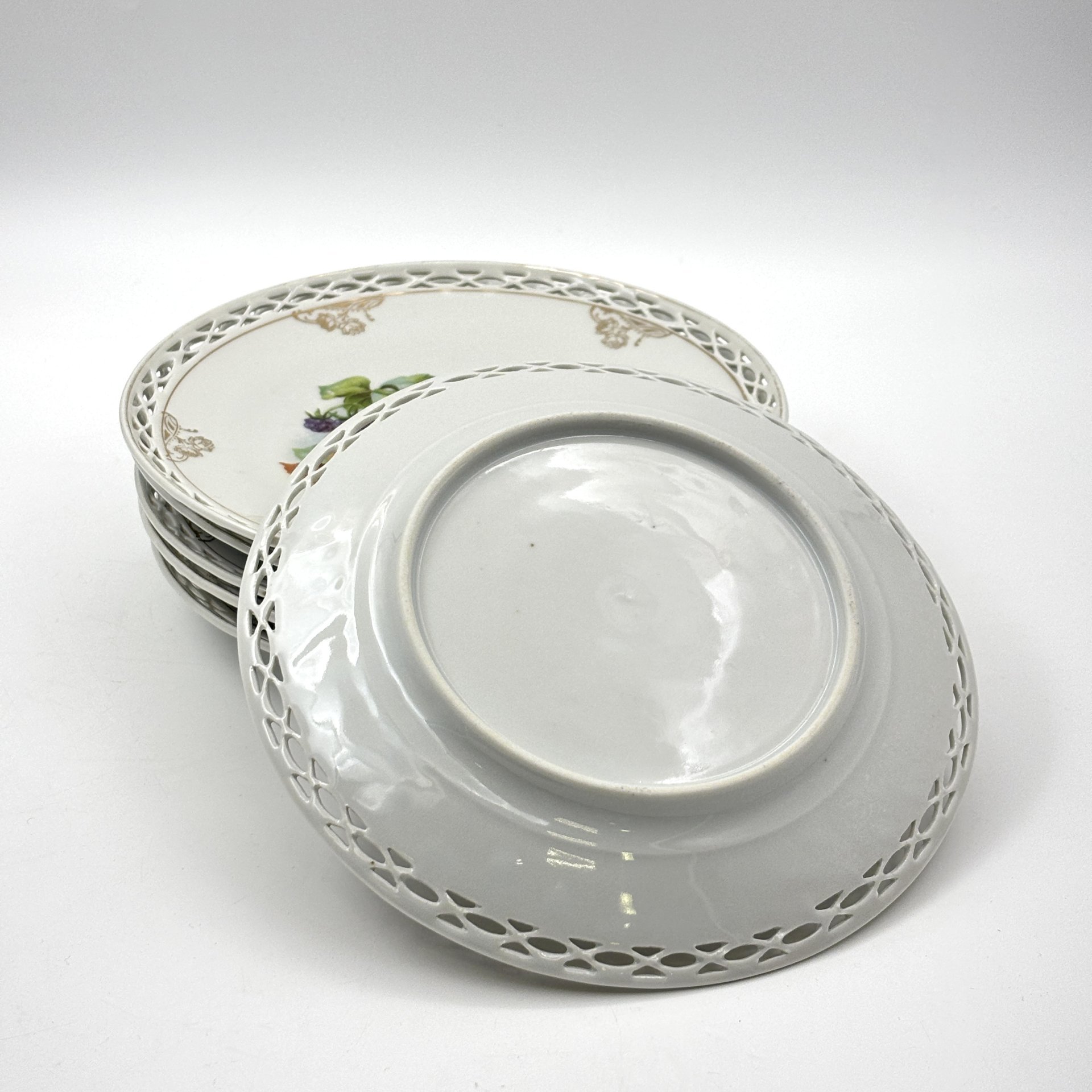 Набор десертных тарелок с прорезным бортом "Ягоды и фрукты" на 6 персон, фарфор, деколь, золочение, Западная Европа, 1900-1930 гг.