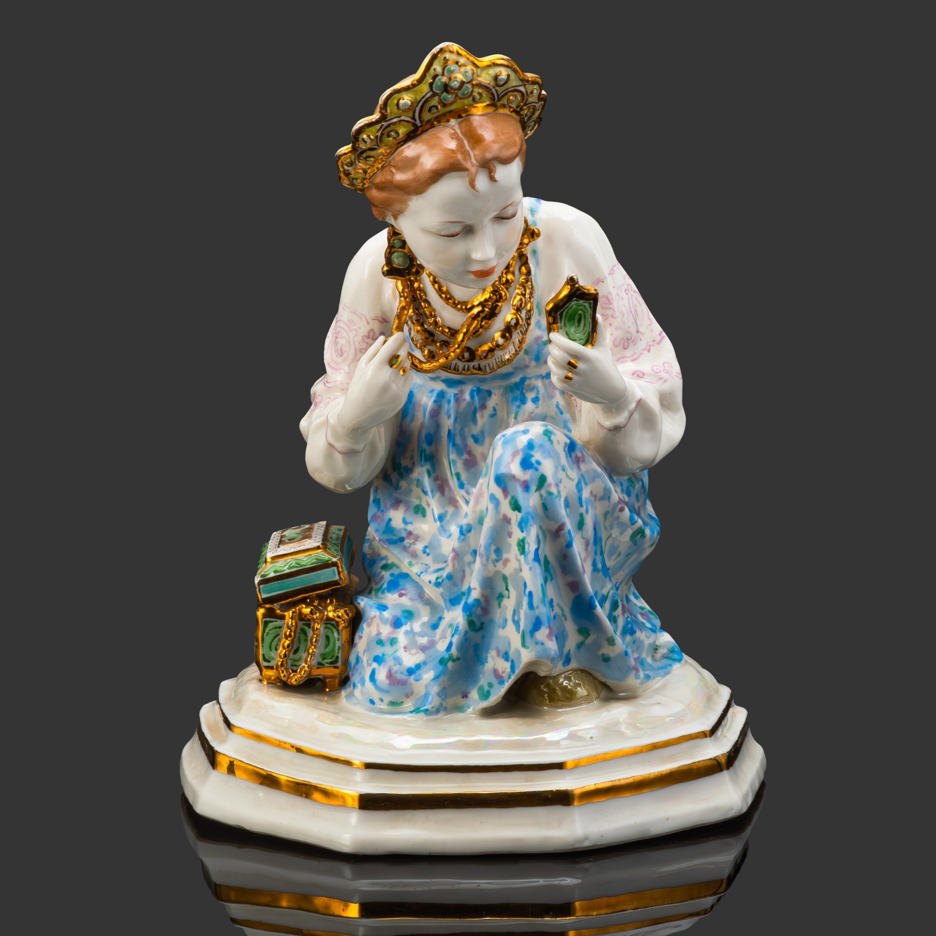 [Авторская подпись художника и скульптора] Статуэтка "Малахитовая шкатулка" ("Танюшка и тятино подаренье"), скульптор Ольга Михайловна Богданова, художник Маргарита Михайловна Шепелева, фарфор, роспись, золочение, люстр, Дулевский фарфоровый завод (Дулёво), СССР, 1953 г.