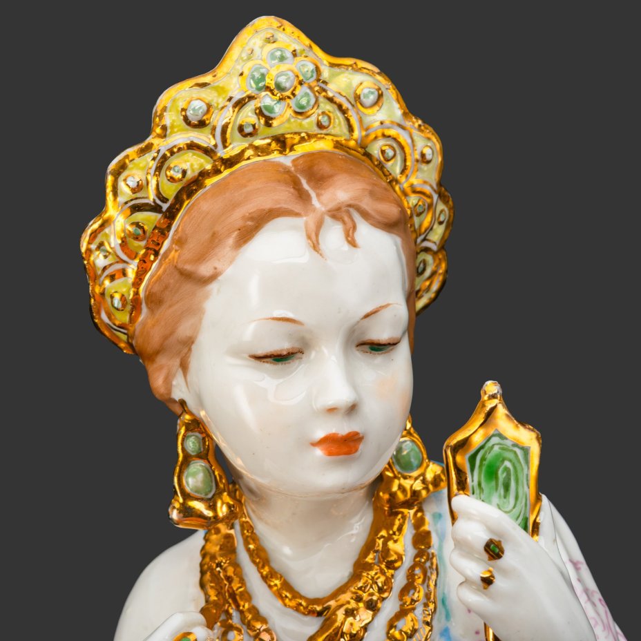 [Авторская подпись художника и скульптора] Статуэтка "Малахитовая шкатулка" ("Танюшка и тятино подаренье"), скульптор Ольга Михайловна Богданова, художник Маргарита Михайловна Шепелева, фарфор, роспись, золочение, люстр, Дулевский фарфоровый завод (Дулёво), СССР, 1953 г.