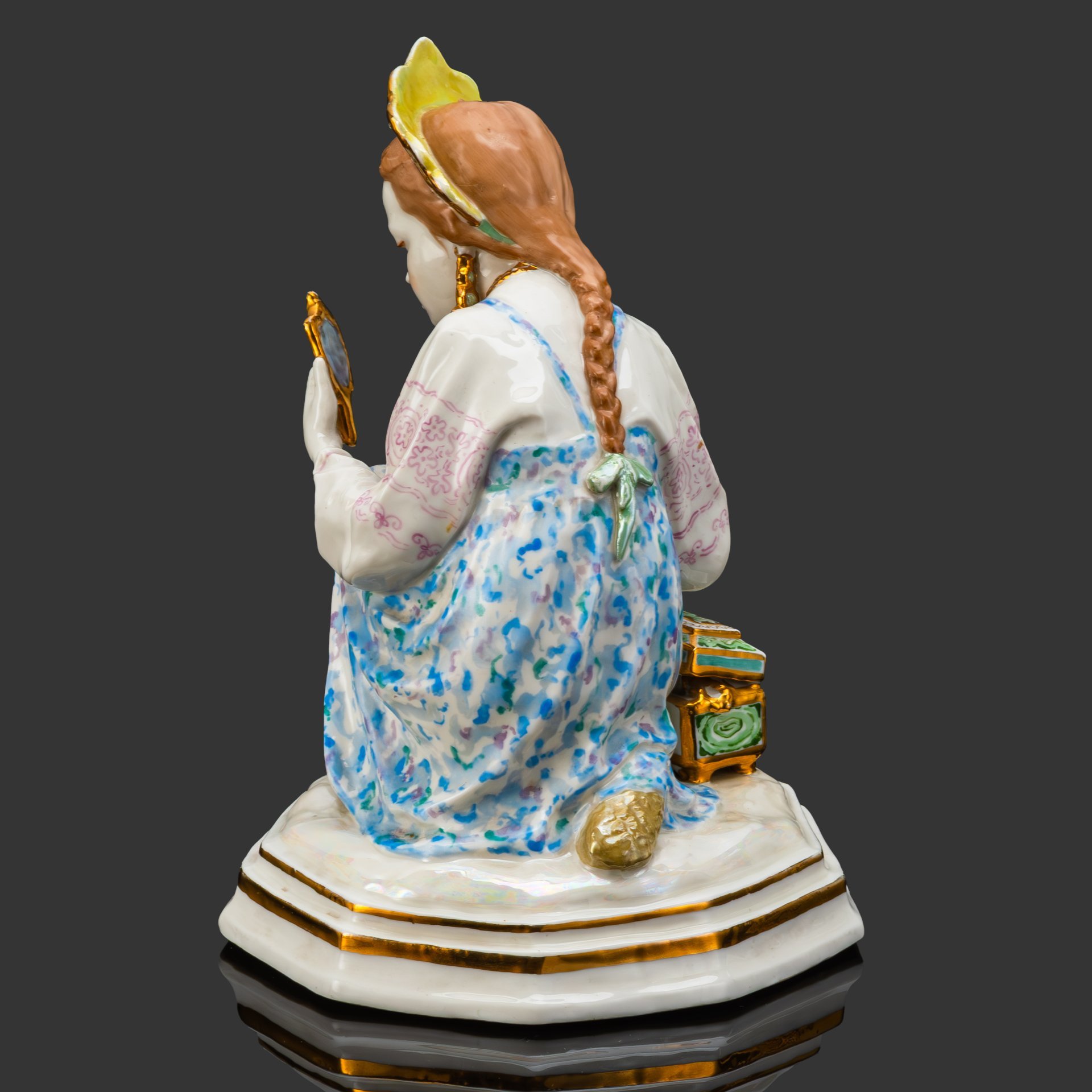 [Авторская подпись художника и скульптора] Статуэтка "Малахитовая шкатулка" ("Танюшка и тятино подаренье"), скульптор Ольга Михайловна Богданова, художник Маргарита Михайловна Шепелева, фарфор, роспись, золочение, люстр, Дулевский фарфоровый завод (Дулёво), СССР, 1953 г.