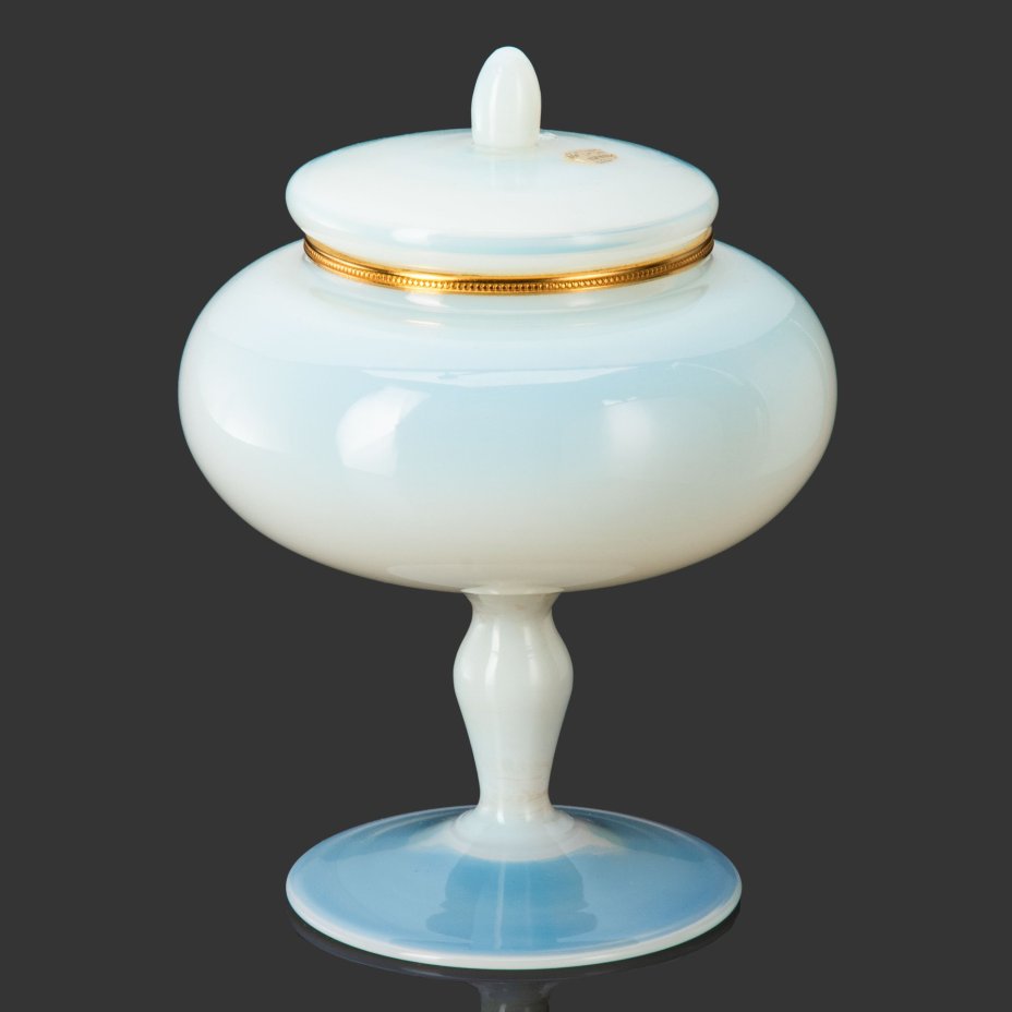 Ваза для десертов (бонбоньерка, конфетница) Empoli Glass Opaline, Тоскана, стекло, опаловое, металл (оплетка), золочение, Италия, 1950-1960 гг.