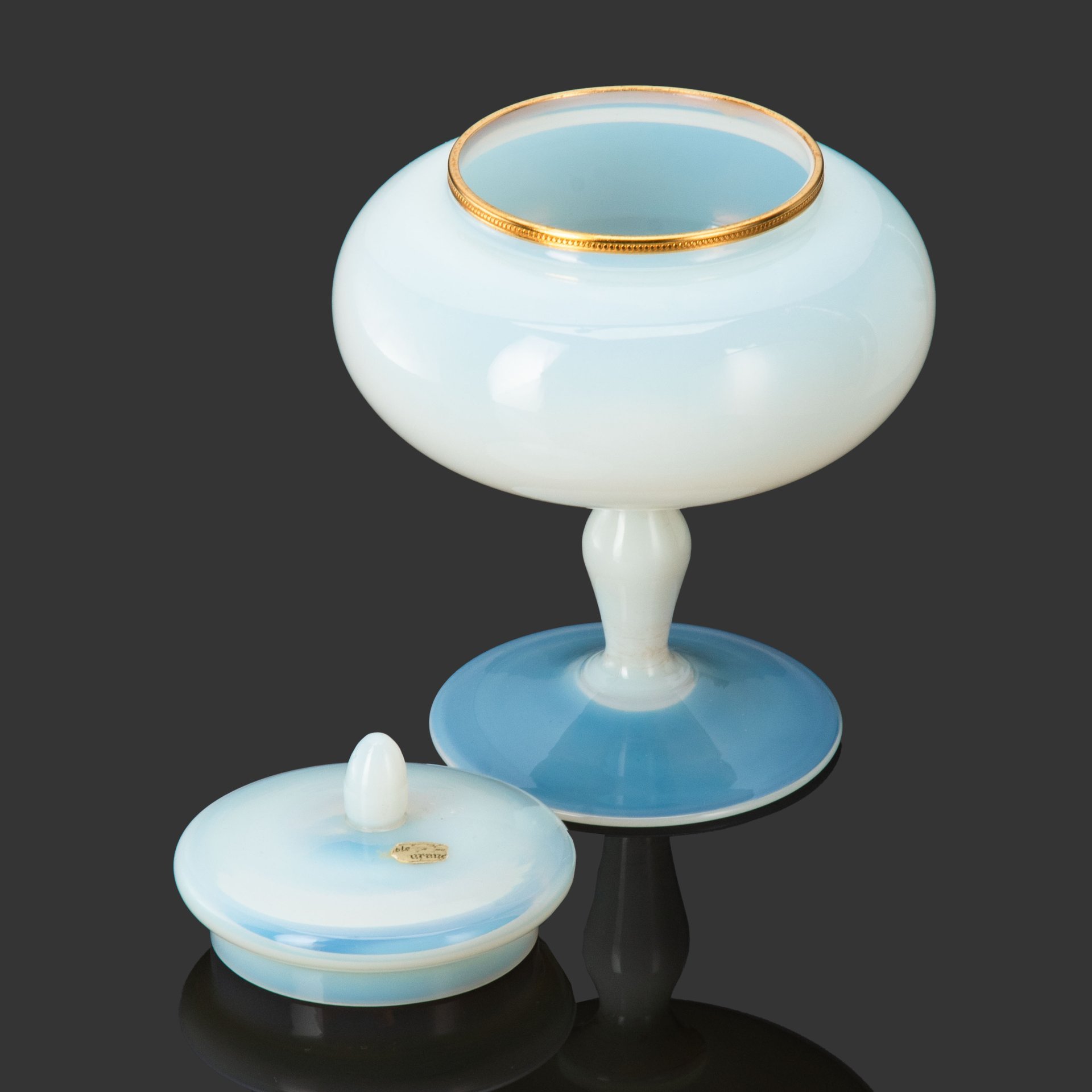 Ваза для десертов (бонбоньерка, конфетница) Empoli Glass Opaline, Тоскана, стекло, опаловое, металл (оплетка), золочение, Италия, 1950-1960 гг.
