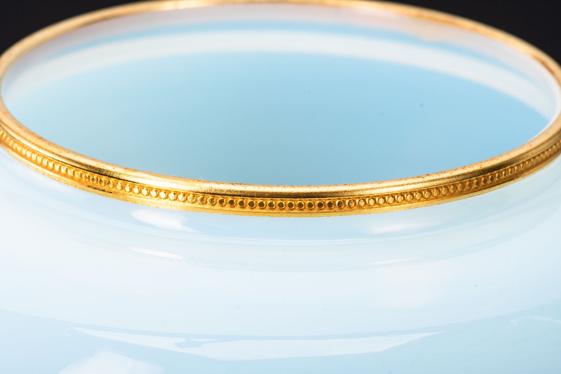 Ваза для десертов (бонбоньерка, конфетница) Empoli Glass Opaline, Тоскана, стекло, опаловое, металл (оплетка), золочение, Италия, 1950-1960 гг.