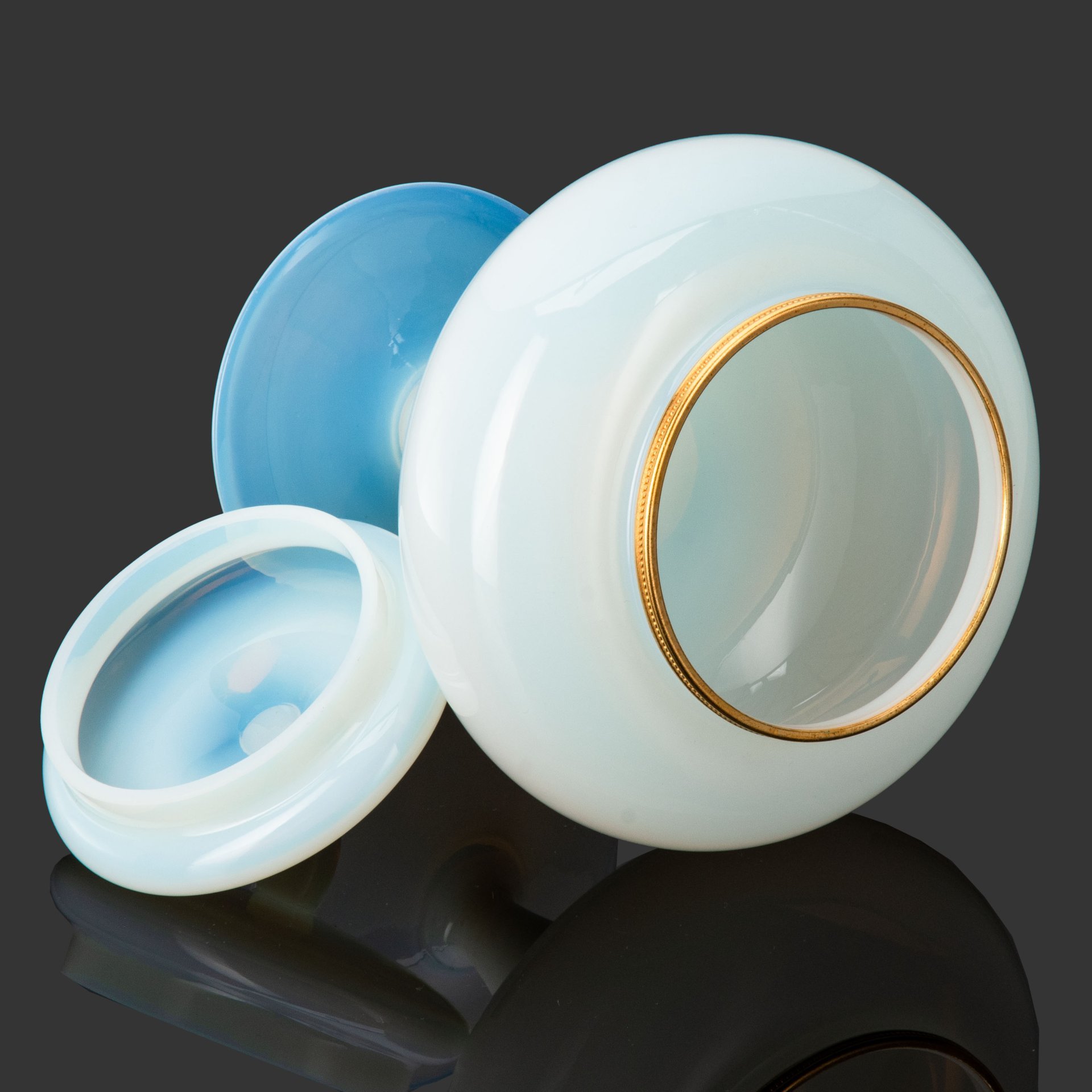 Ваза для десертов (бонбоньерка, конфетница) Empoli Glass Opaline, Тоскана, стекло, опаловое, металл (оплетка), золочение, Италия, 1950-1960 гг.