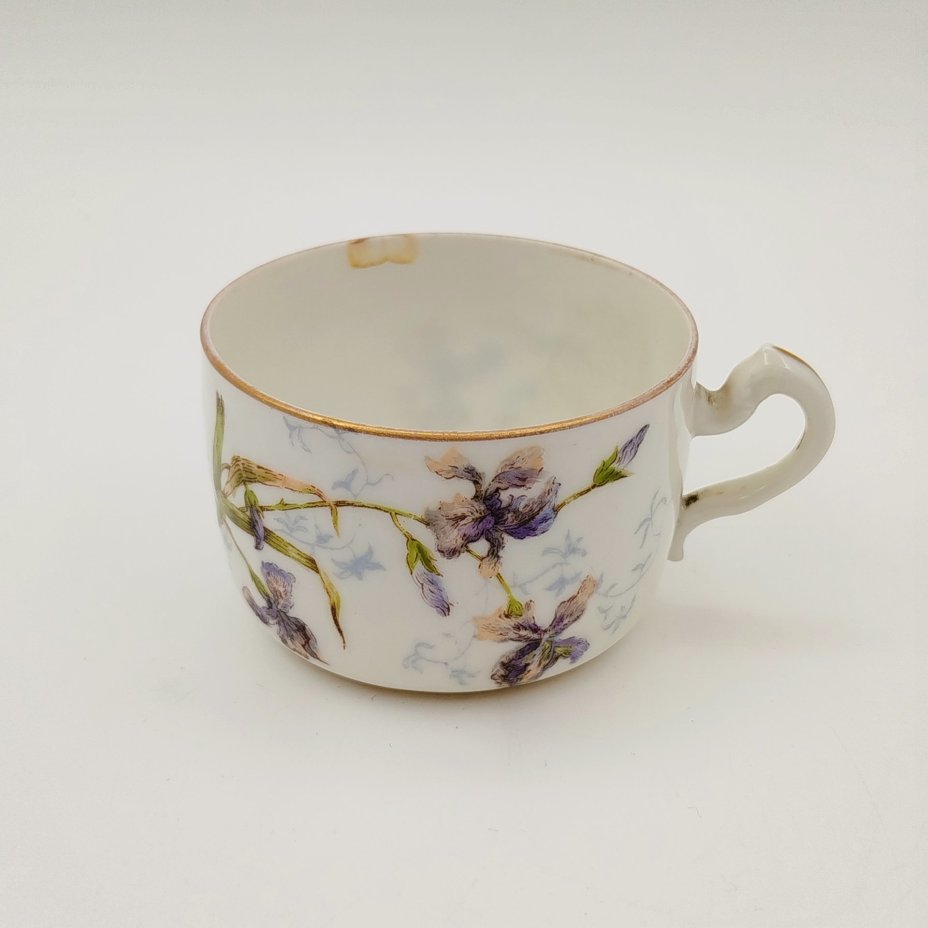 Чашка кофейная с декором в виде ирисов, фарфор, деколь, золочение, Товарищество М.С. Кузнецова, Российская империя, 1891-1917 гг.