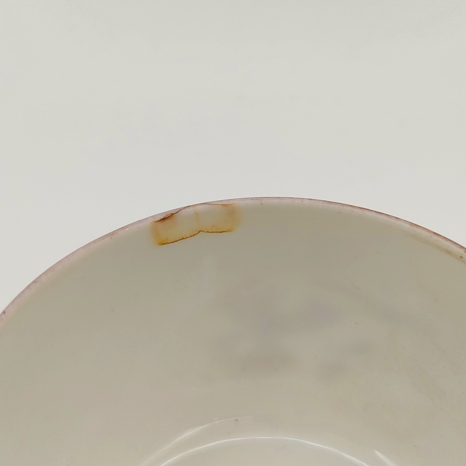 Чашка кофейная с декором в виде ирисов, фарфор, деколь, золочение, Товарищество М.С. Кузнецова, Российская империя, 1891-1917 гг.