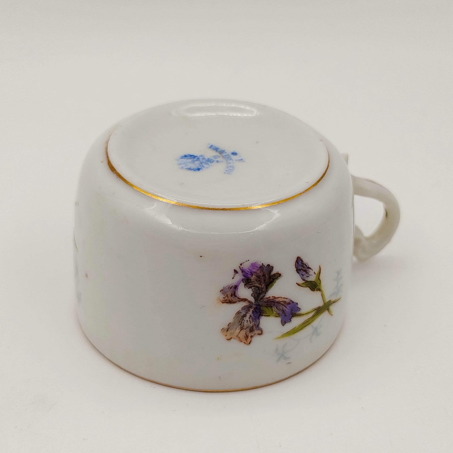 Чашка кофейная с декором в виде ирисов, фарфор, деколь, золочение, Товарищество М.С. Кузнецова, Российская империя, 1891-1917 гг.