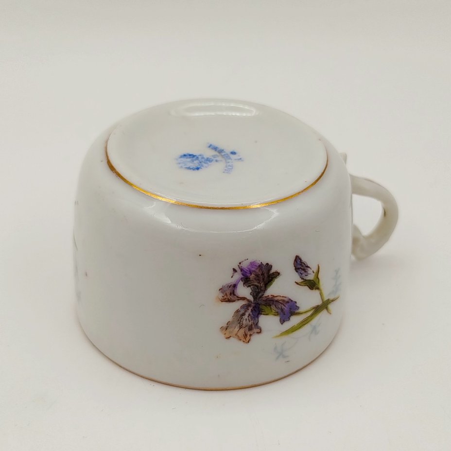 Чашка кофейная с декором в виде ирисов, фарфор, деколь, золочение, Товарищество М.С. Кузнецова, Российская империя, 1891-1917 гг.