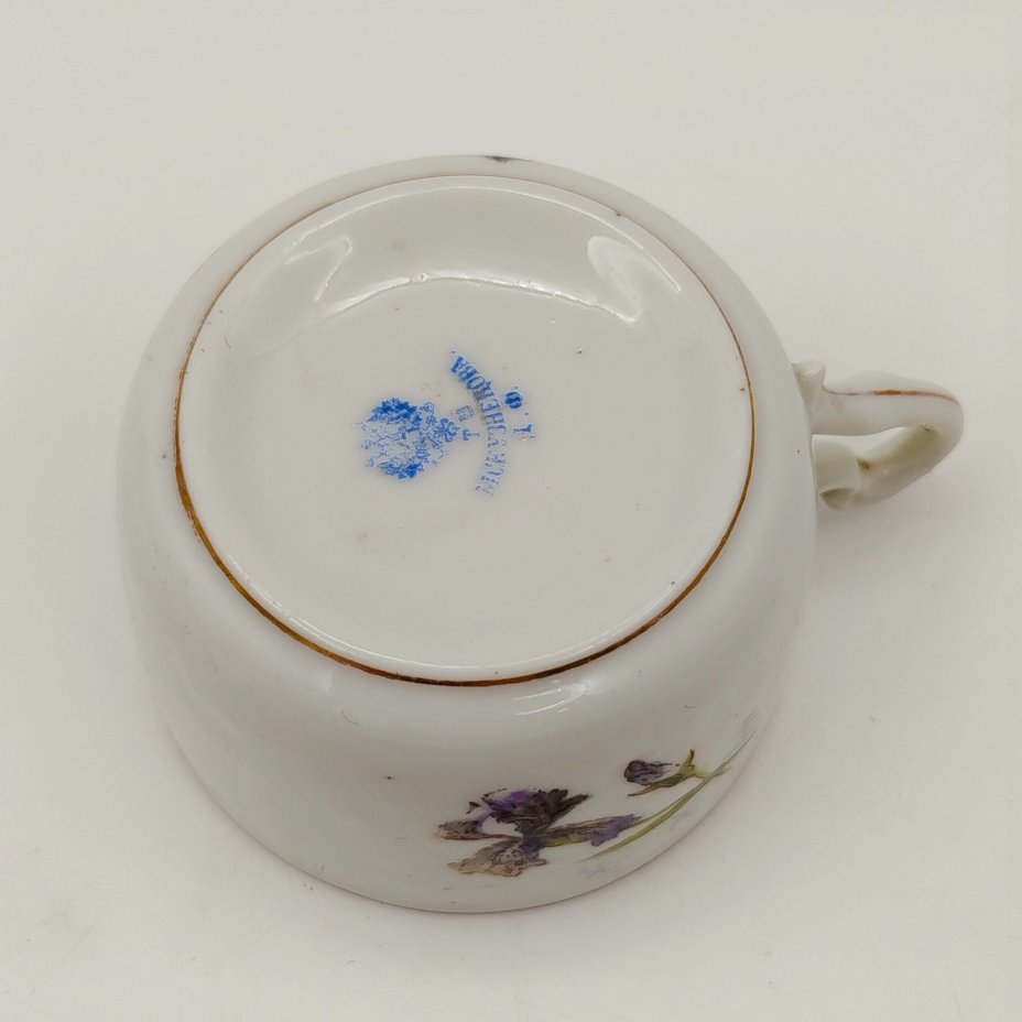 Чашка кофейная с декором в виде ирисов, фарфор, деколь, золочение, Товарищество М.С. Кузнецова, Российская империя, 1891-1917 гг.