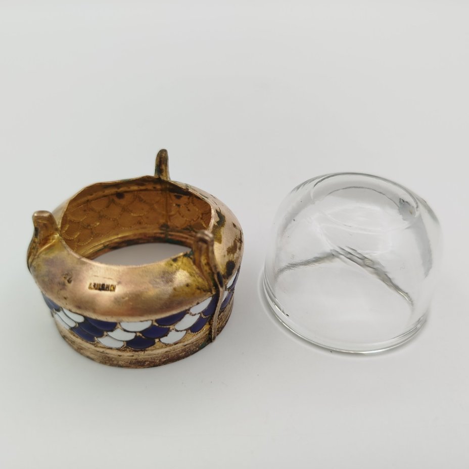 Солонка с декором в виде чешуи, мельхиор (медь-никель), эмаль, золочение, стекло (вставка), Мстерский завод художественных изделий «Ювелир», СССР, 1965 г., Мстерский завод художественных изделий «Ювелир»