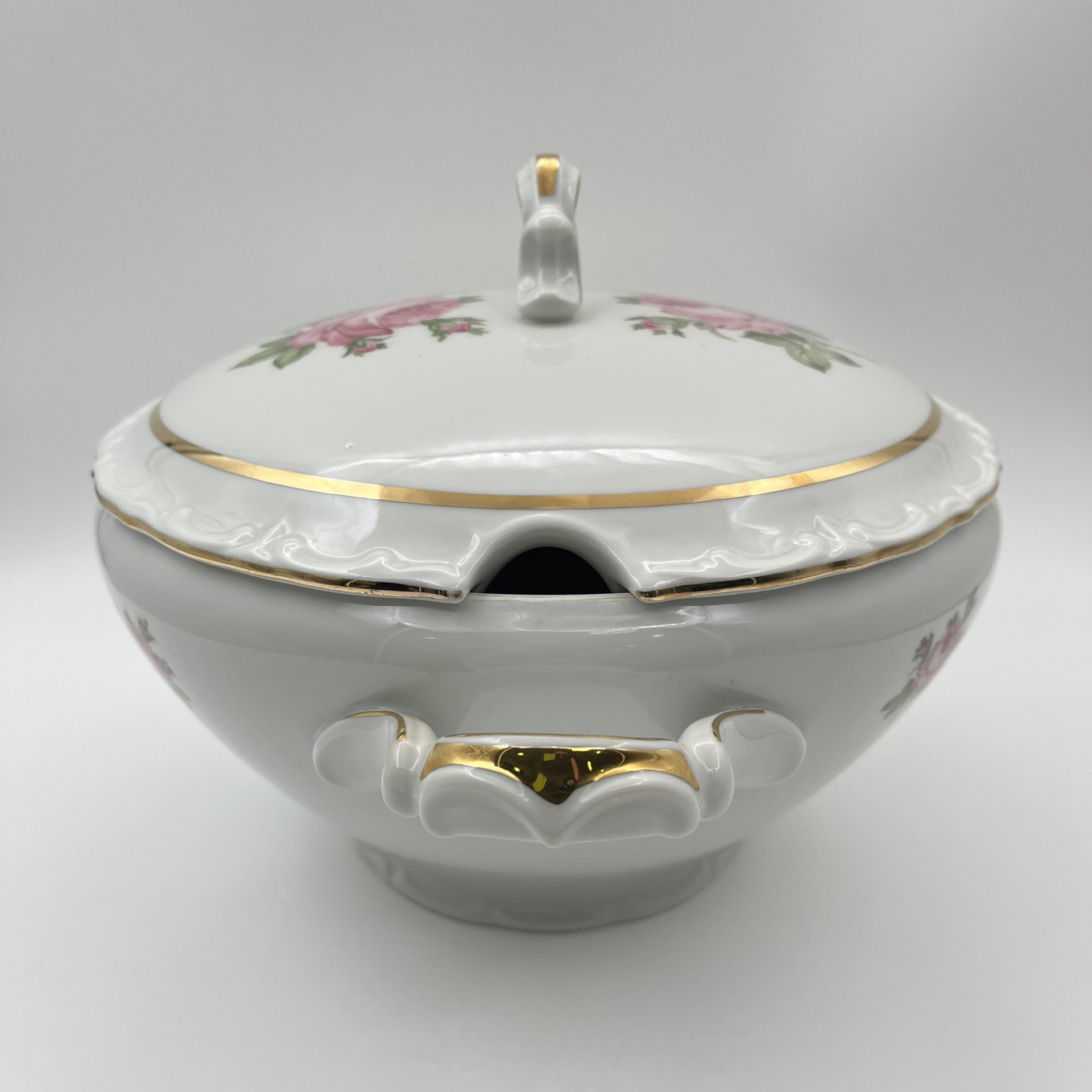 Супница, украшенная изображением розы, фарфор, деколь, золочение, Kahla, ГДР, 1968-1987 гг.