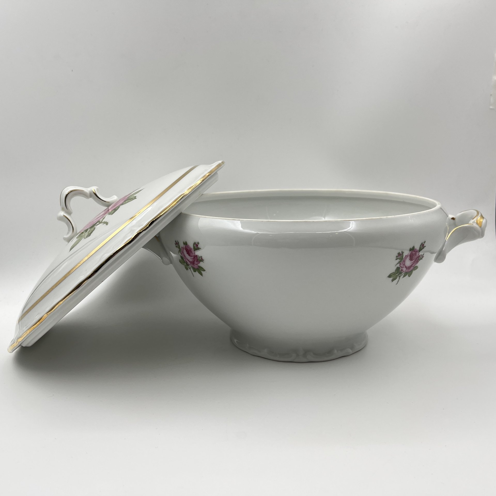 Супница, украшенная изображением розы, фарфор, деколь, золочение, Kahla, ГДР, 1968-1987 гг.