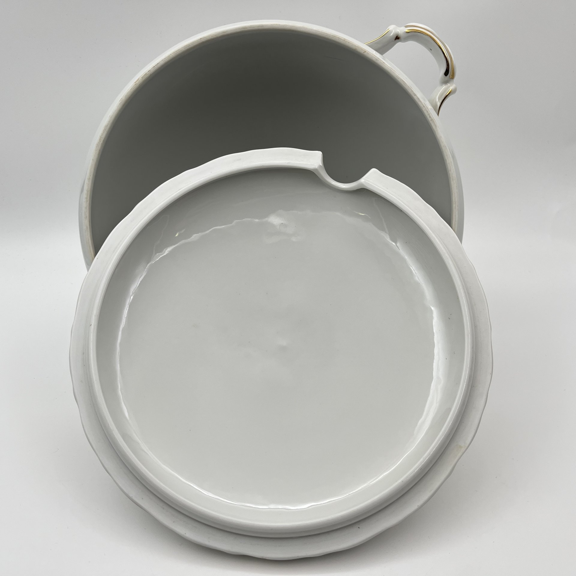 Супница, украшенная изображением розы, фарфор, деколь, золочение, Kahla, ГДР, 1968-1987 гг.