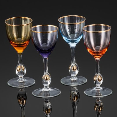Комплект винных бокалов на 4 персоны из набора "Susanna", украшенных золотыми шариками в основании