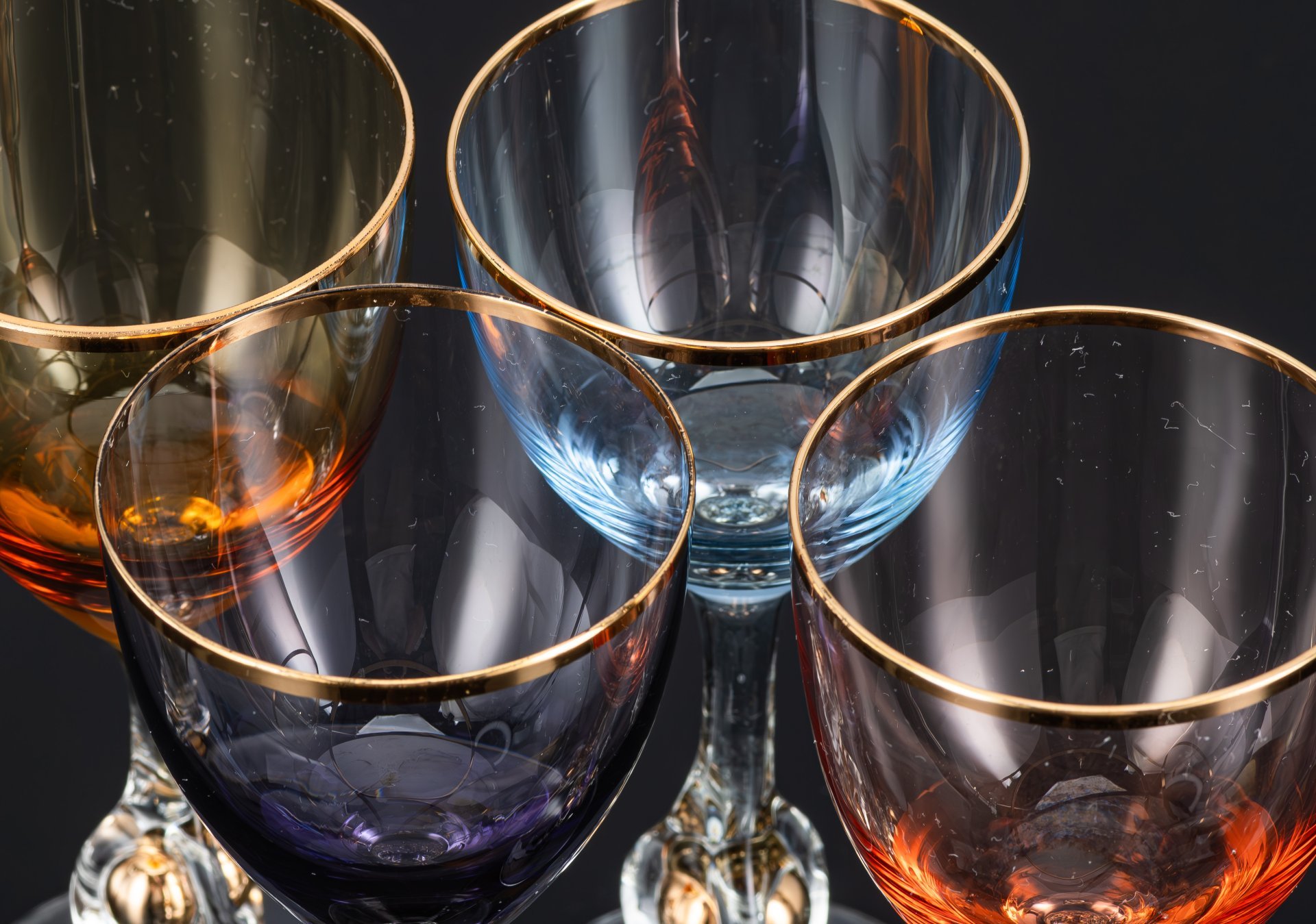 Комплект винных бокалов на 4 персоны из набора "Susanna", украшенных золотыми шариками в основании