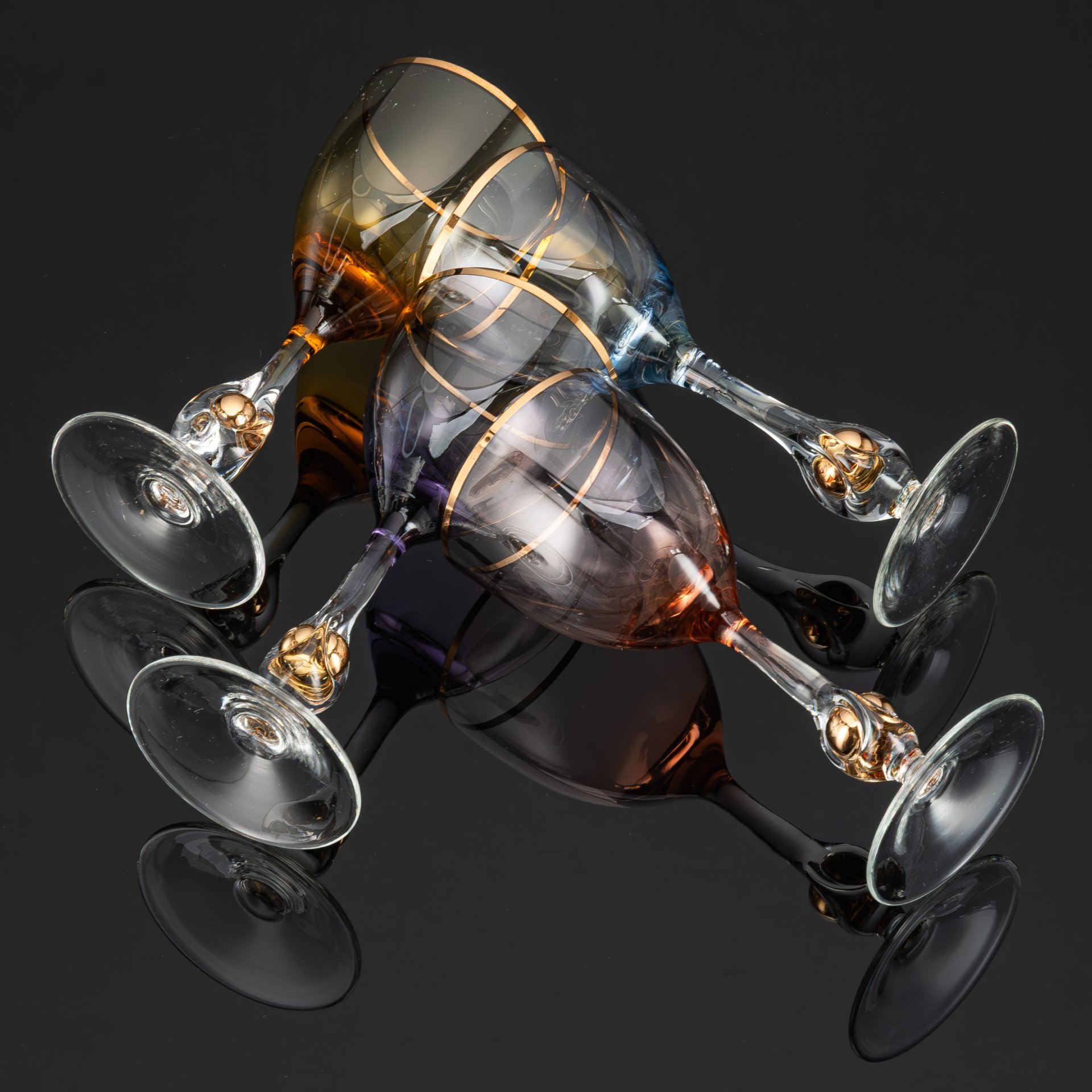 Комплект винных бокалов на 4 персоны из набора "Susanna", украшенных золотыми шариками в основании