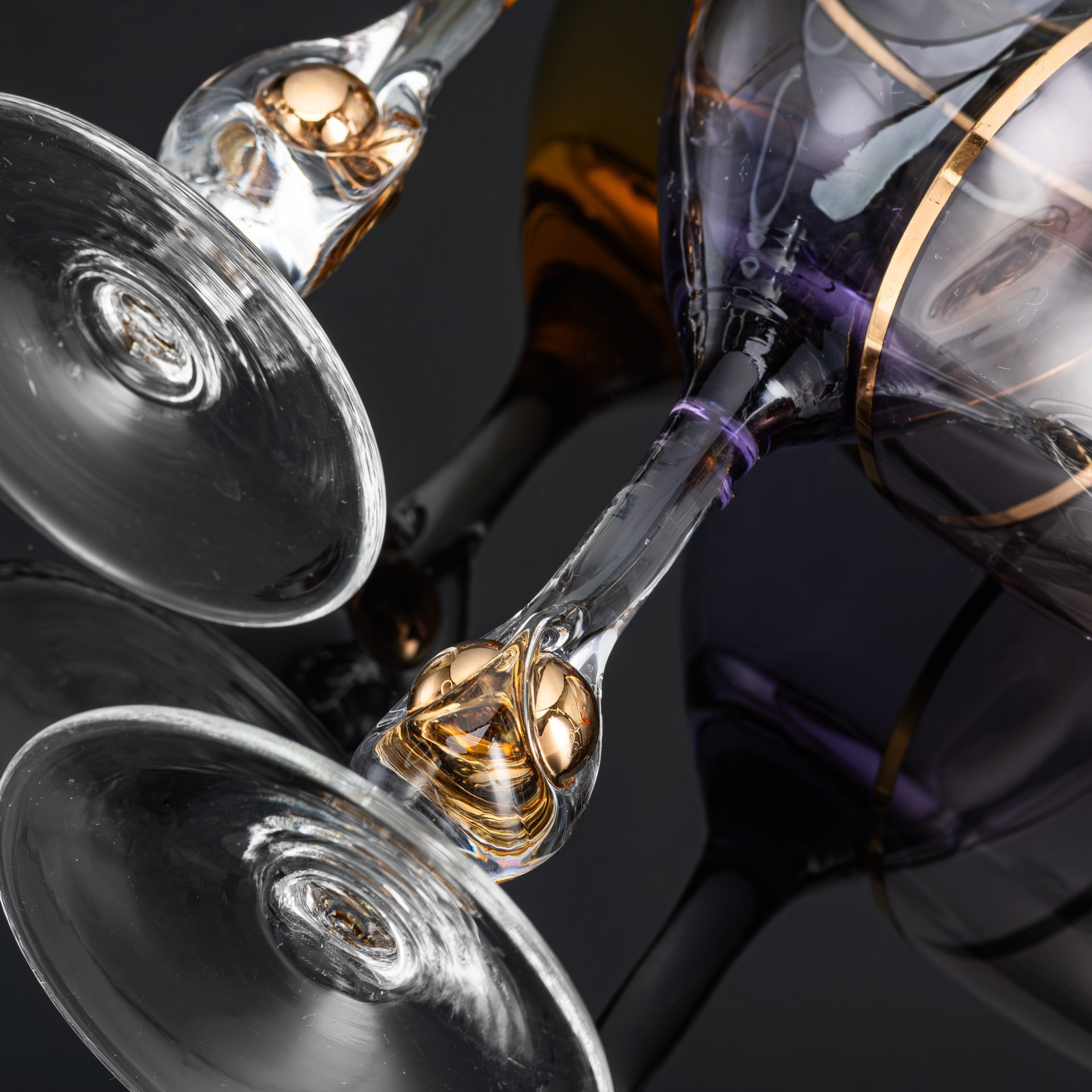 Комплект винных бокалов на 4 персоны из набора "Susanna", украшенных золотыми шариками в основании