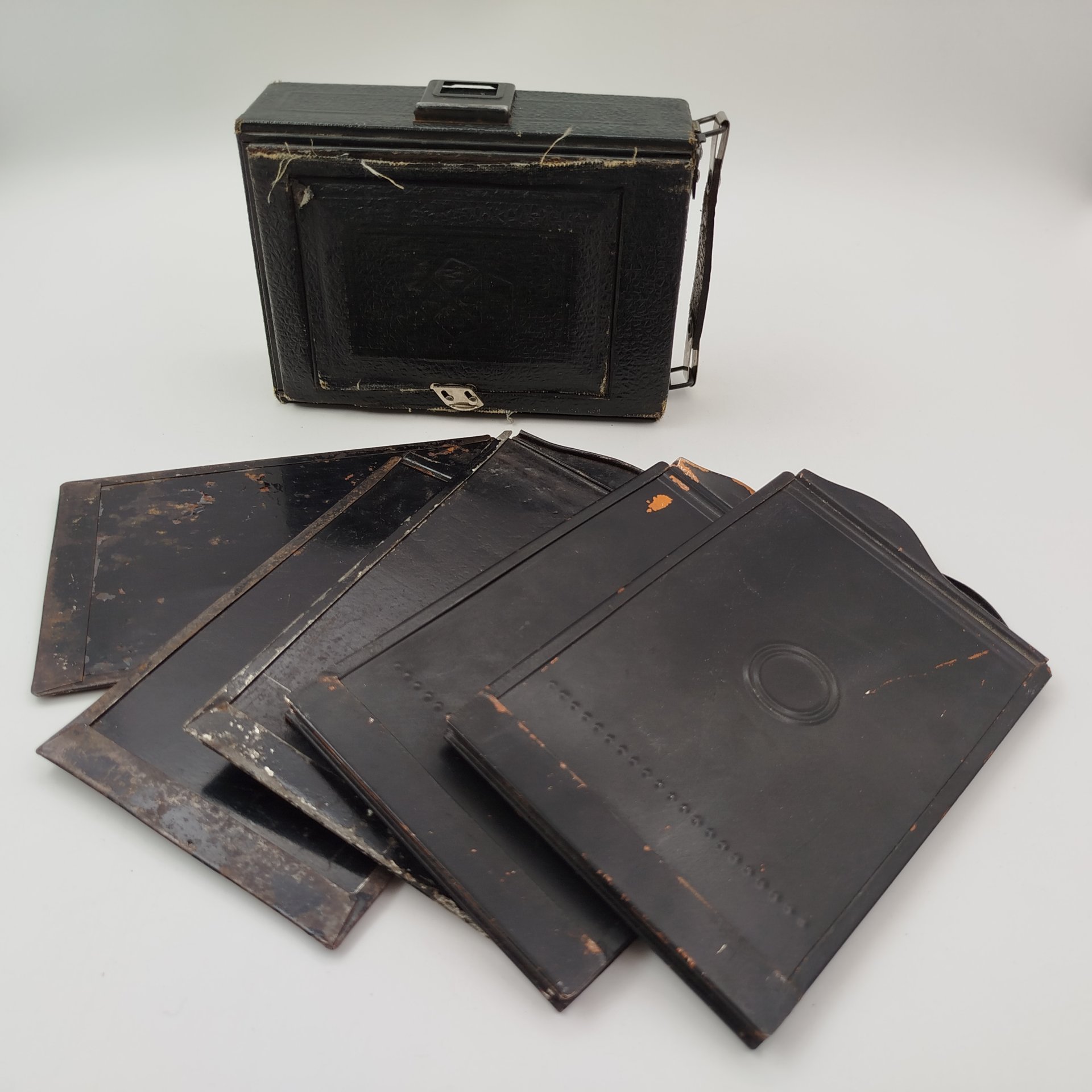 Фотоаппарат пластиночный "Фотокор-1" в оригинальном кофре с пластинами в комплекте, металл, стекло, Государственный оптико-механический завод имени ОГПУ (ГОМЗ), СССР, 1930-1941 гг., Государственный оптико-механический завод имени ОГПУ (ГОМЗ)