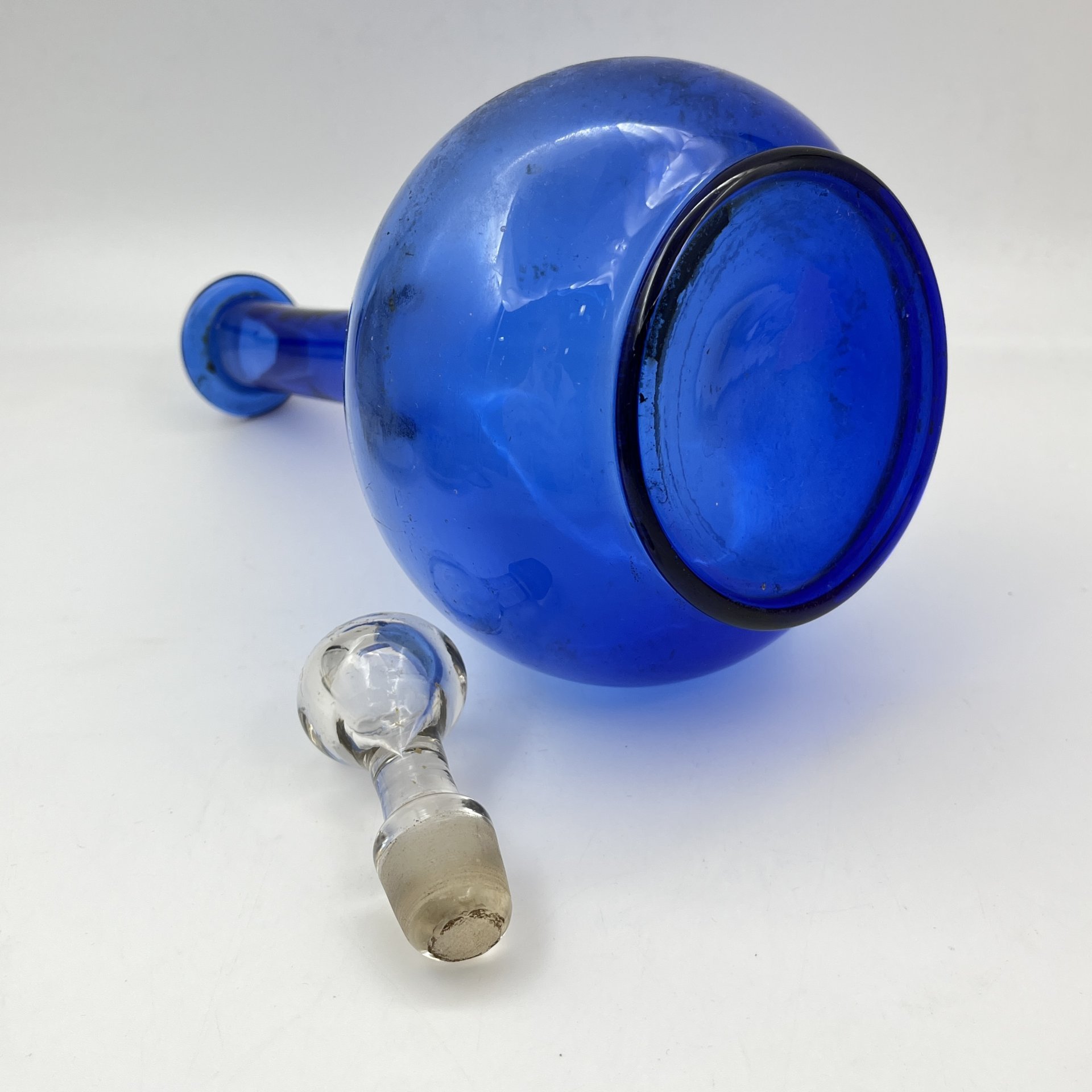 Штоф (графин) синего оттенка, цветное стекло, выдувание, Россия, 1900-1930 гг.