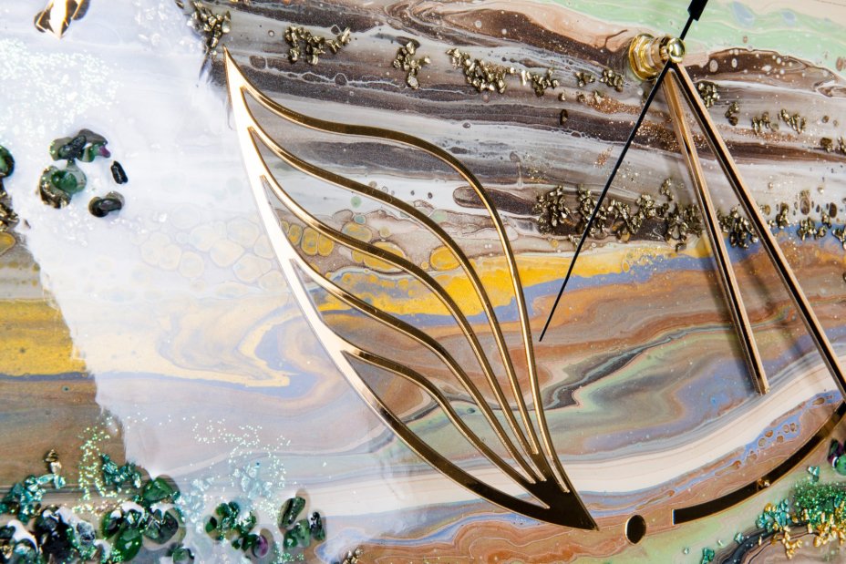 Часы настенные "Горные просторы", авторская ручная работа в технике Resin Art, Глянцевое 3D покрытие, натуральный камень, металл, Россия, 2021 г.