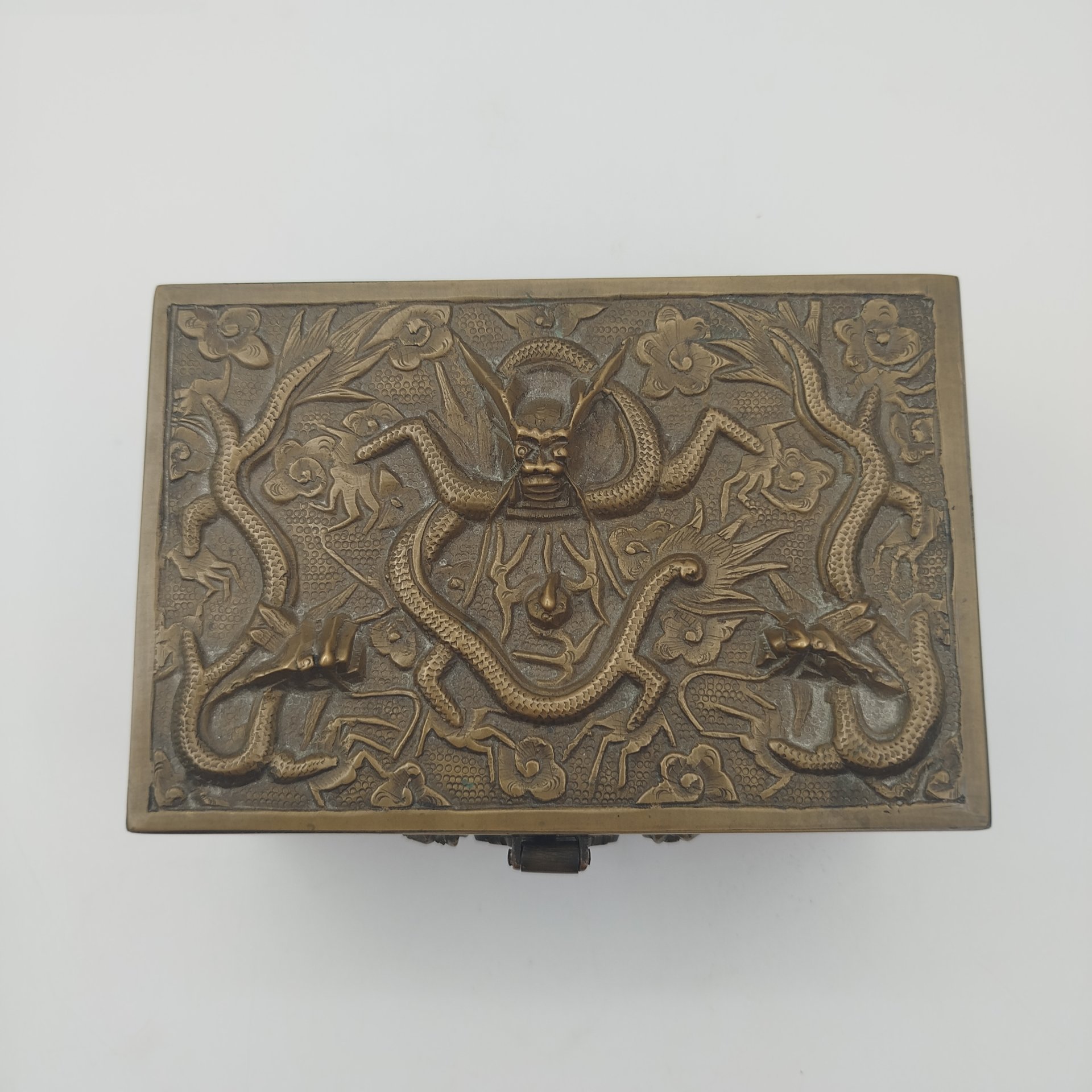 Шкатулка для украшений, декорированная  рельефными изображениями драконов (приносящие удачу), металл, внутренняя часть - дерево, Китай, 1950-1960 гг.