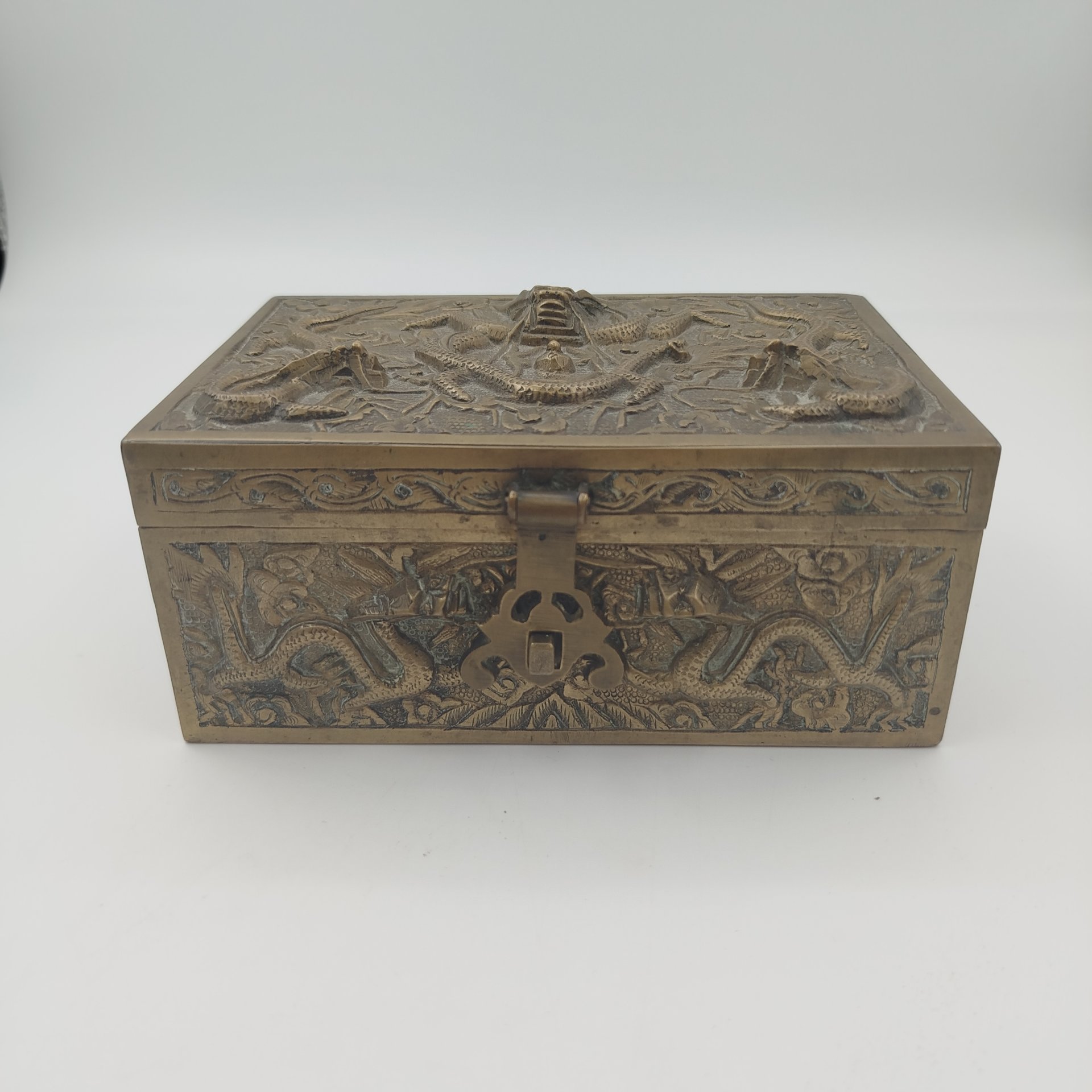 Шкатулка для украшений, декорированная  рельефными изображениями драконов (приносящие удачу), металл, внутренняя часть - дерево, Китай, 1950-1960 гг.