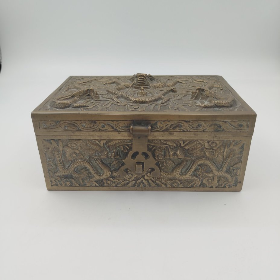 Шкатулка для украшений, декорированная  рельефными изображениями драконов (приносящие удачу), металл, внутренняя часть - дерево, Китай, 1950-1960 гг.