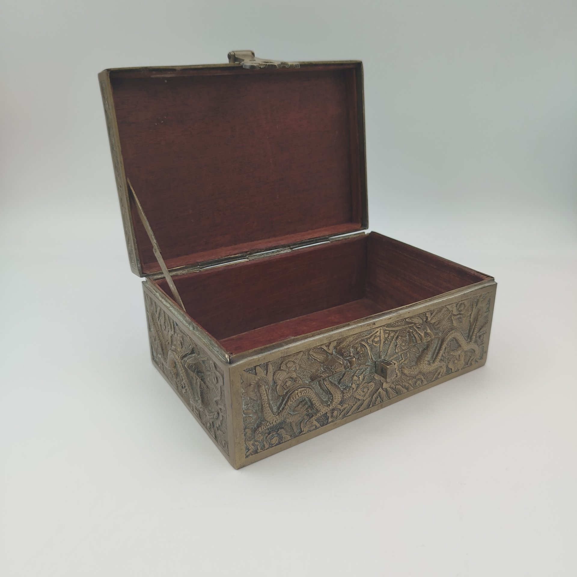 Шкатулка для украшений, декорированная  рельефными изображениями драконов (приносящие удачу), металл, внутренняя часть - дерево, Китай, 1950-1960 гг.
