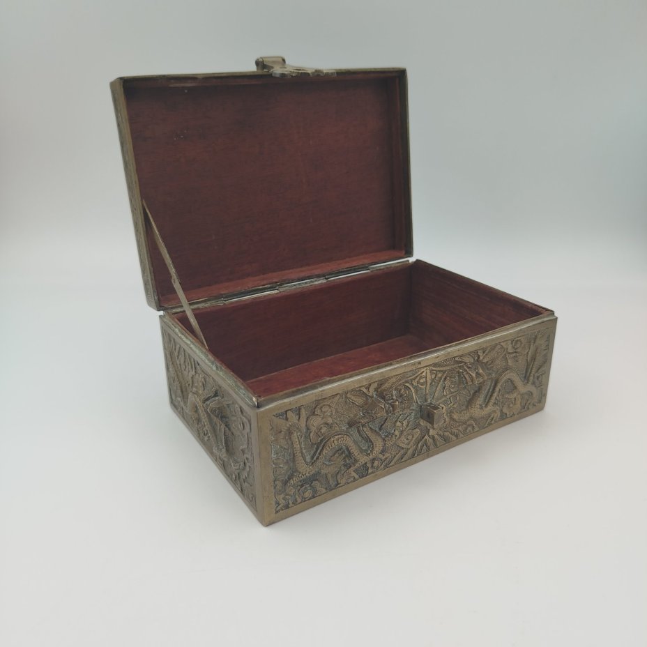 Шкатулка для украшений, декорированная  рельефными изображениями драконов (приносящие удачу), металл, внутренняя часть - дерево, Китай, 1950-1960 гг.