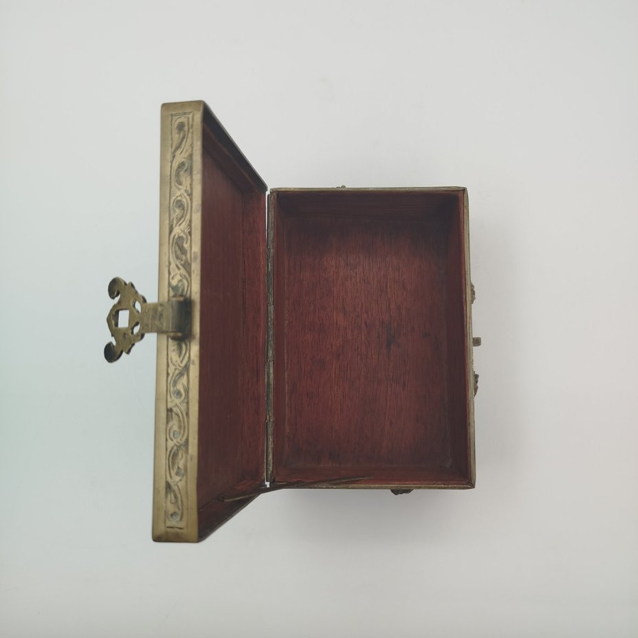 Шкатулка для украшений, декорированная  рельефными изображениями драконов (приносящие удачу), металл, внутренняя часть - дерево, Китай, 1950-1960 гг.