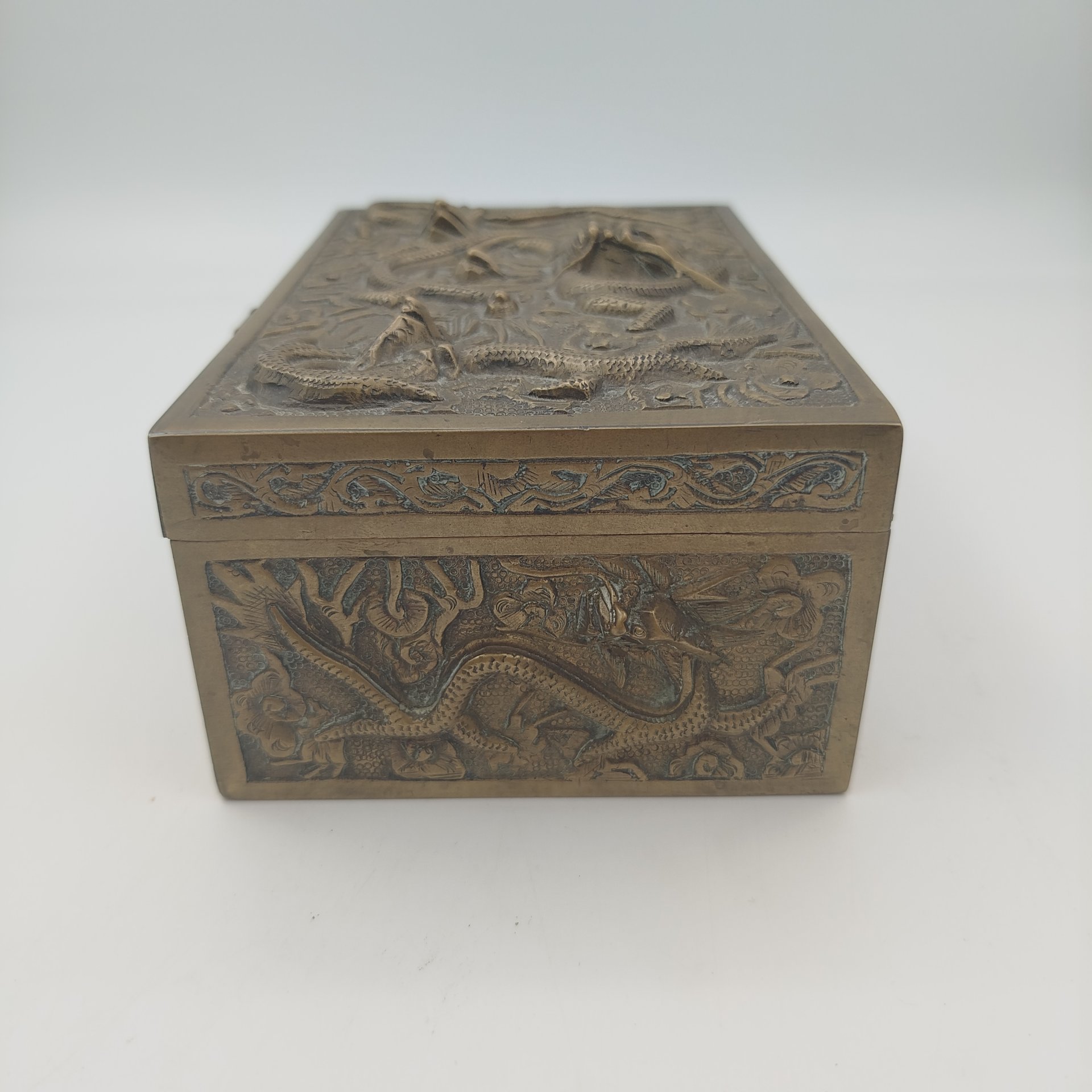 Шкатулка для украшений, декорированная  рельефными изображениями драконов (приносящие удачу), металл, внутренняя часть - дерево, Китай, 1950-1960 гг.