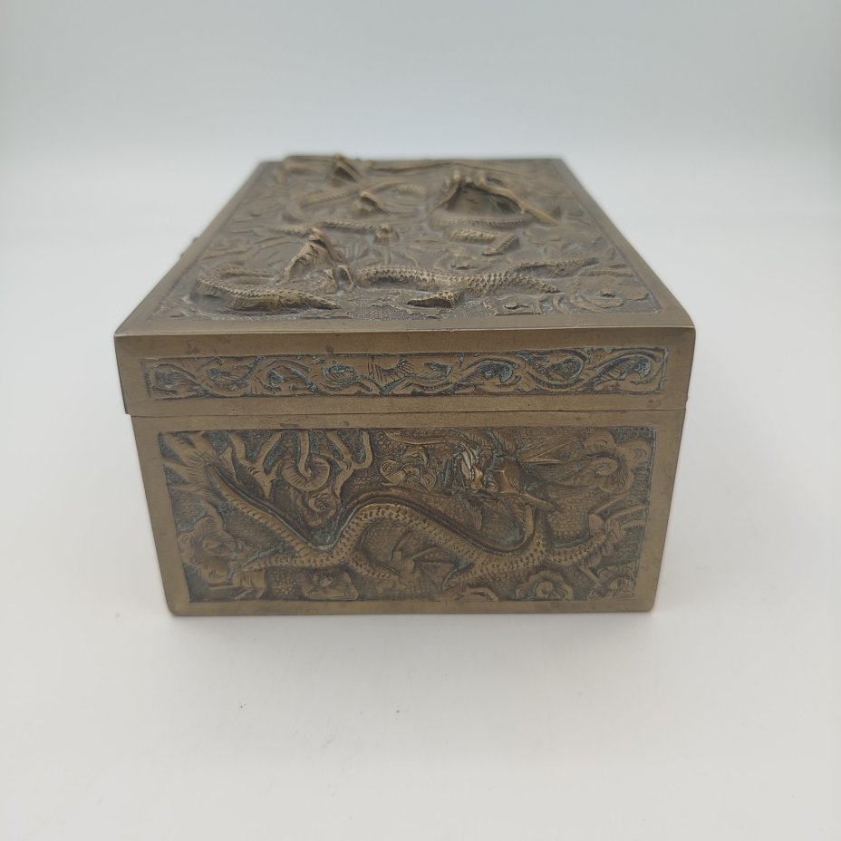 Шкатулка для украшений, декорированная  рельефными изображениями драконов (приносящие удачу), металл, внутренняя часть - дерево, Китай, 1950-1960 гг.