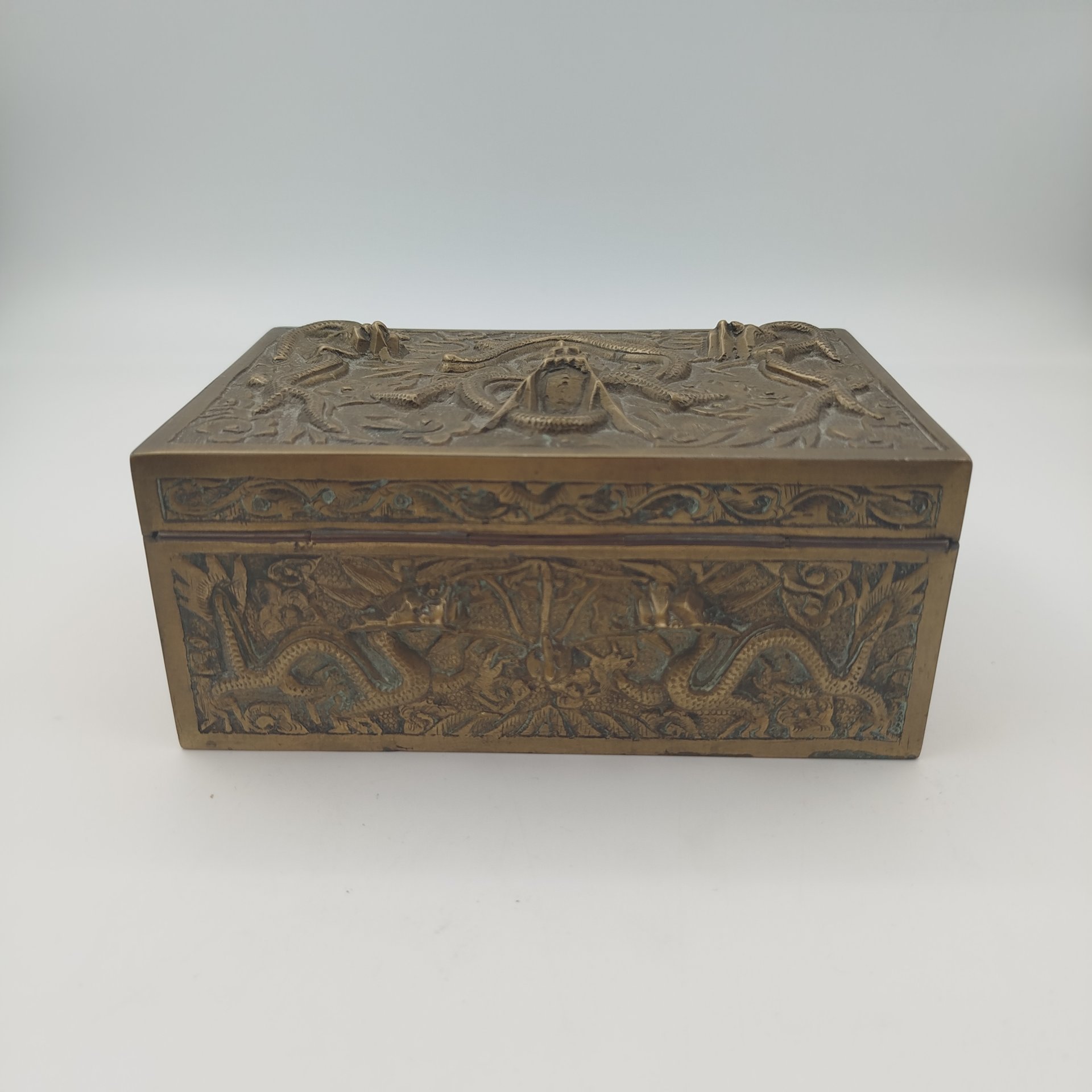 Шкатулка для украшений, декорированная  рельефными изображениями драконов (приносящие удачу), металл, внутренняя часть - дерево, Китай, 1950-1960 гг.